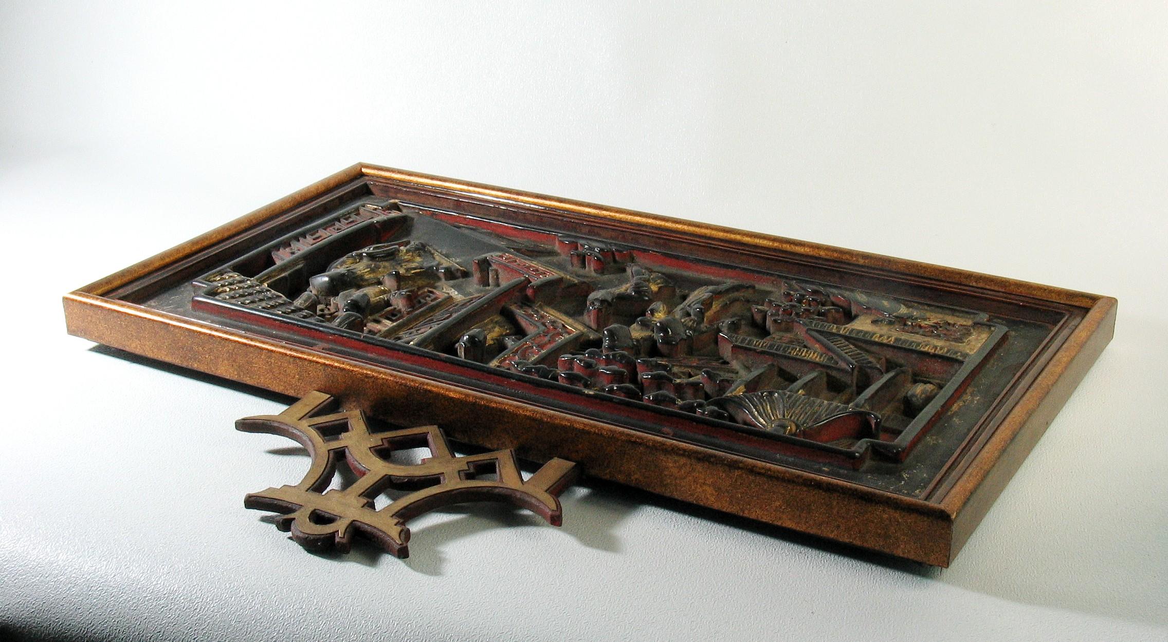 Panneau chinois hautement décoratif en bois doré et laqué en relief profond 19ème siècle en vente 1