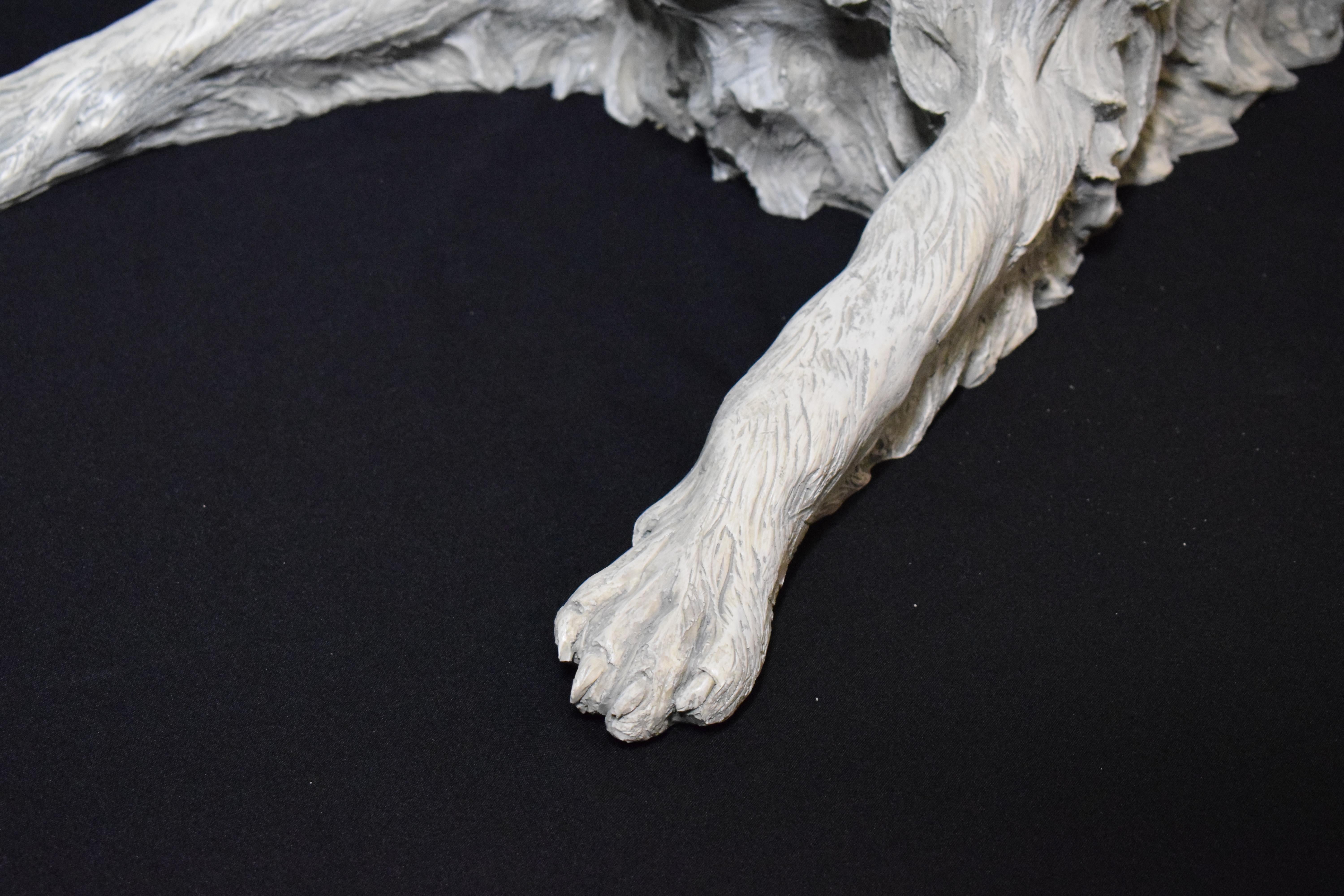 Escultura muy decorativa de tamaño natural de un perro tumbado en venta 5