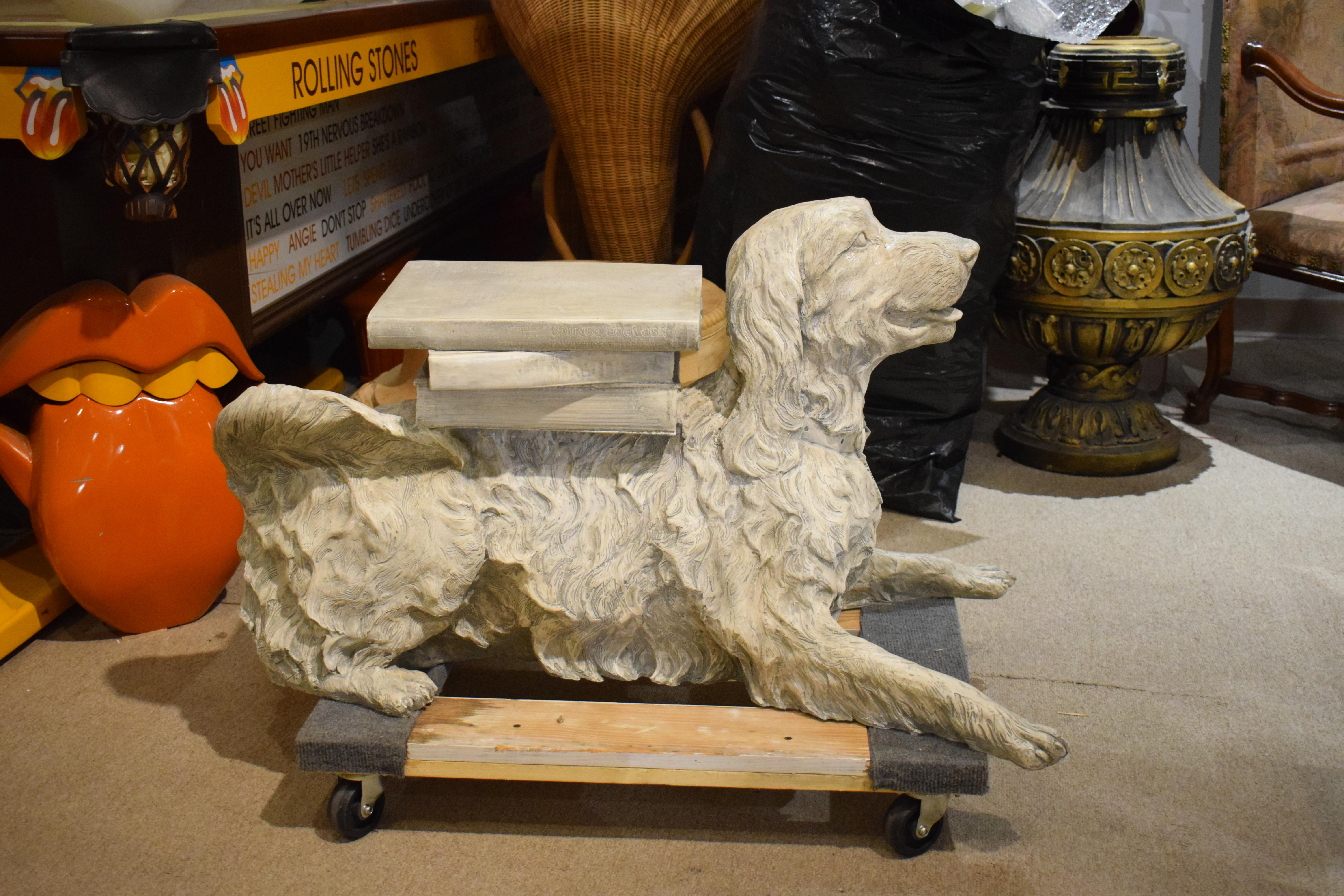 Hochdekorative, vollformatige Skulptur eines Daunen liegenden Hundes im Angebot 8
