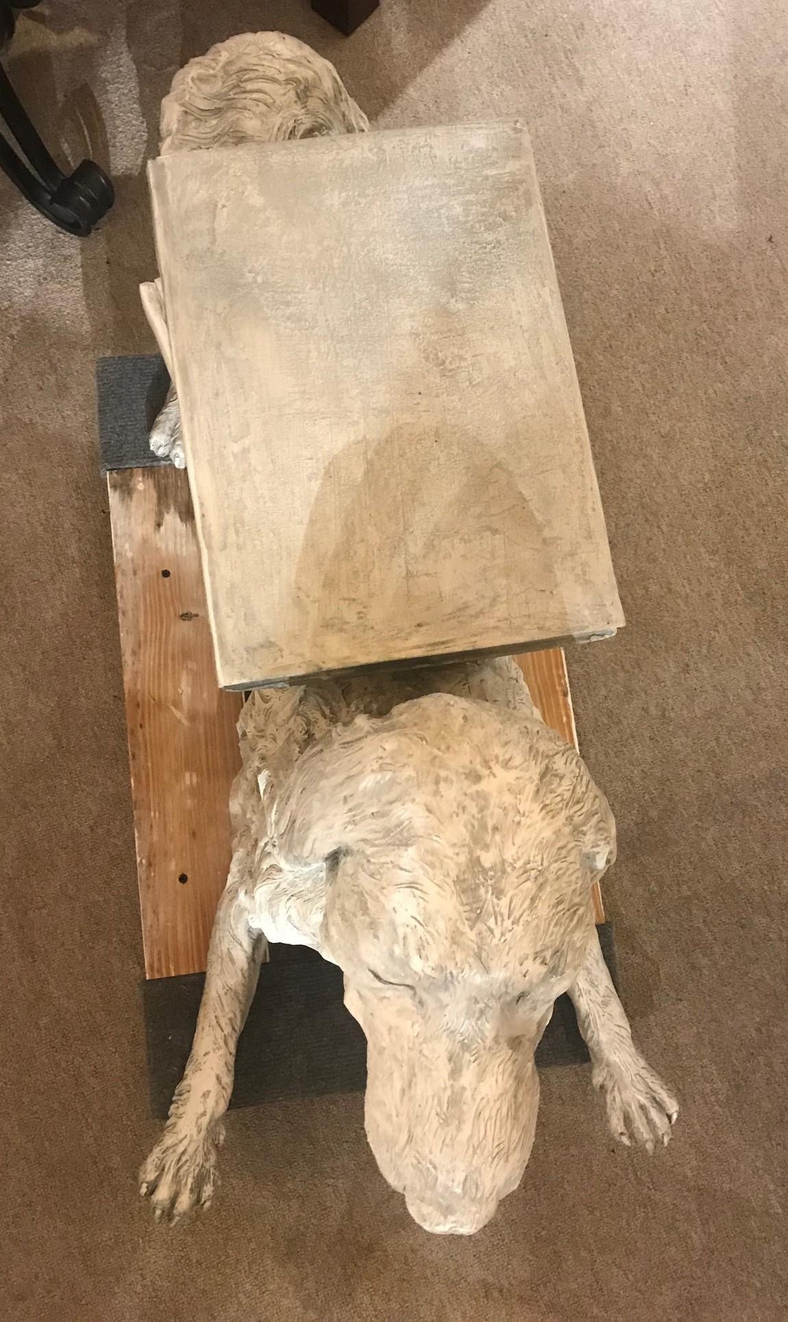 Escultura muy decorativa de tamaño natural de un perro tumbado en venta 12