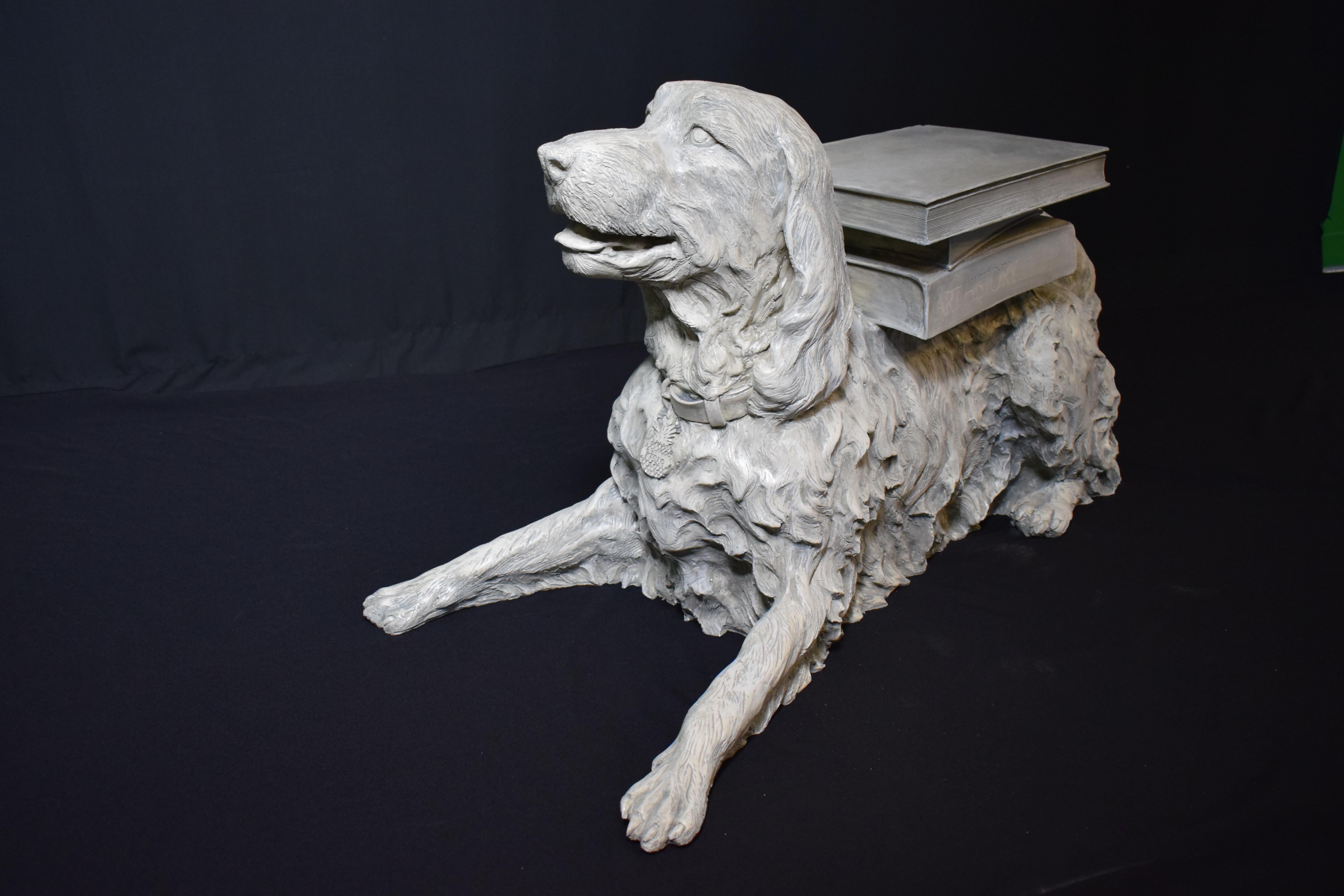 Sculpture pleine grandeur très décorative représentant un chien couché avec des livres sur le dos. Détail important.
Dimensions : Hauteur 22 1/2