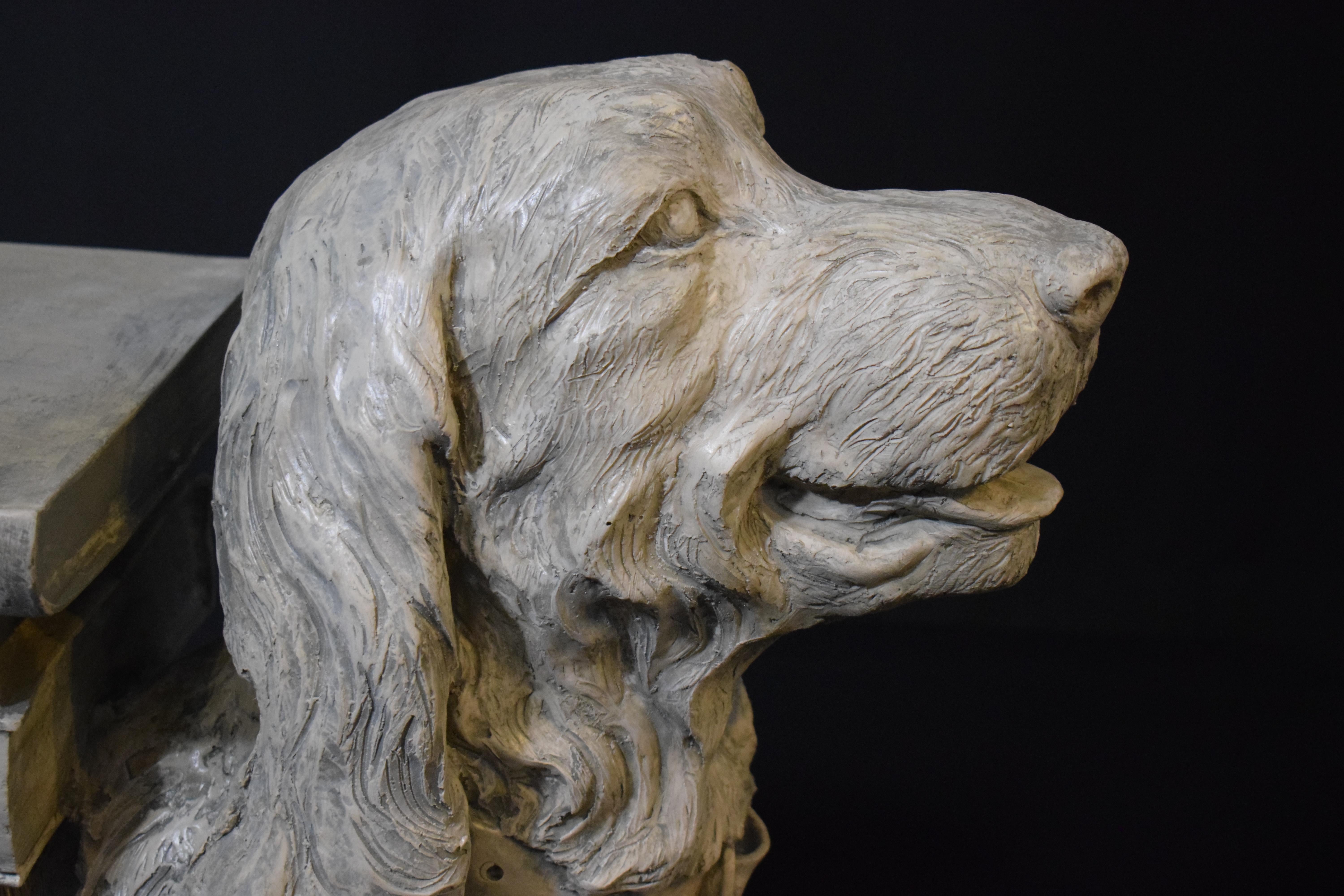 Hochdekorative, vollformatige Skulptur eines Daunen liegenden Hundes (amerikanisch) im Angebot