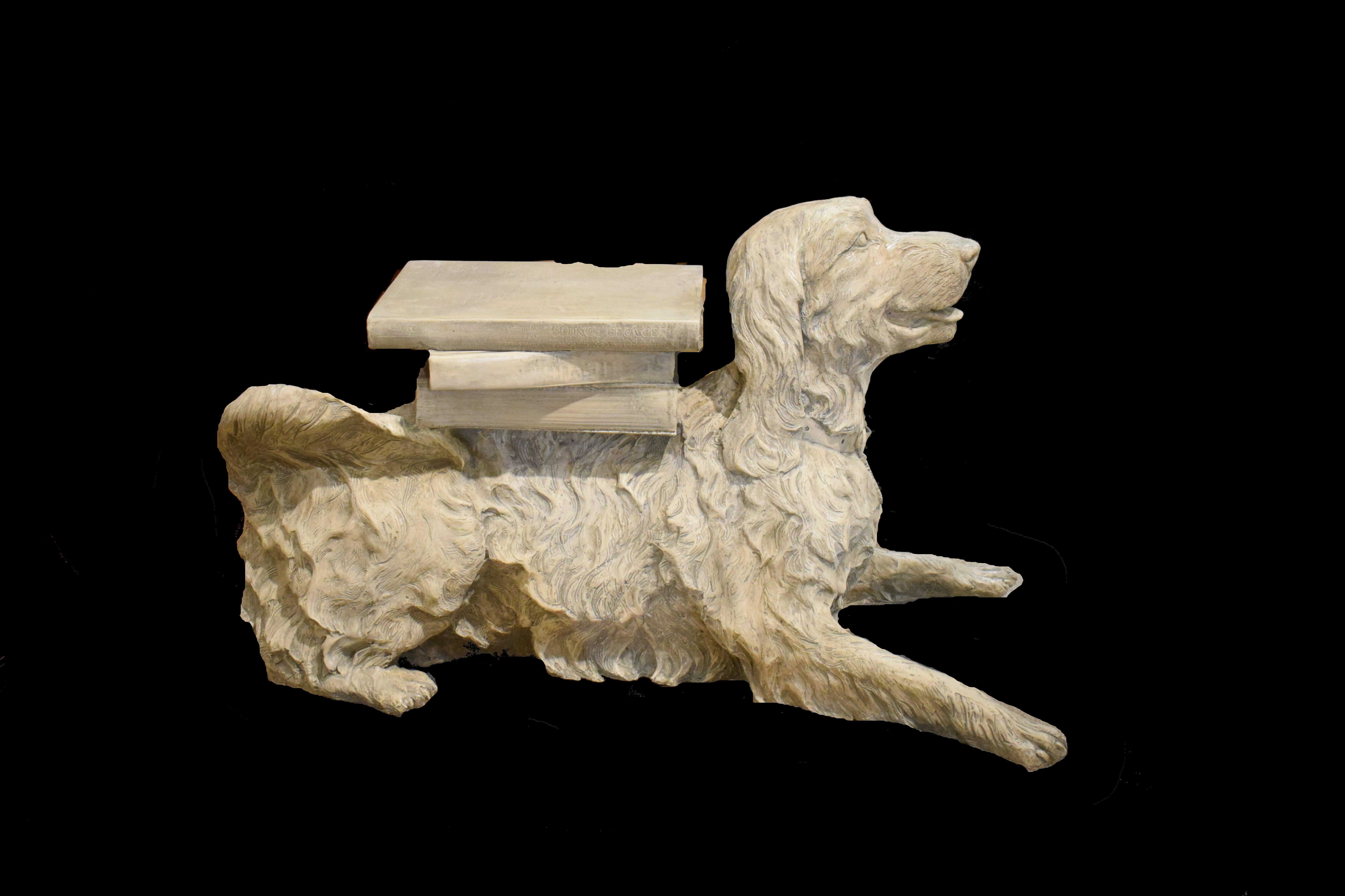 Hochdekorative, vollformatige Skulptur eines Daunen liegenden Hundes (Zusammensetzung) im Angebot