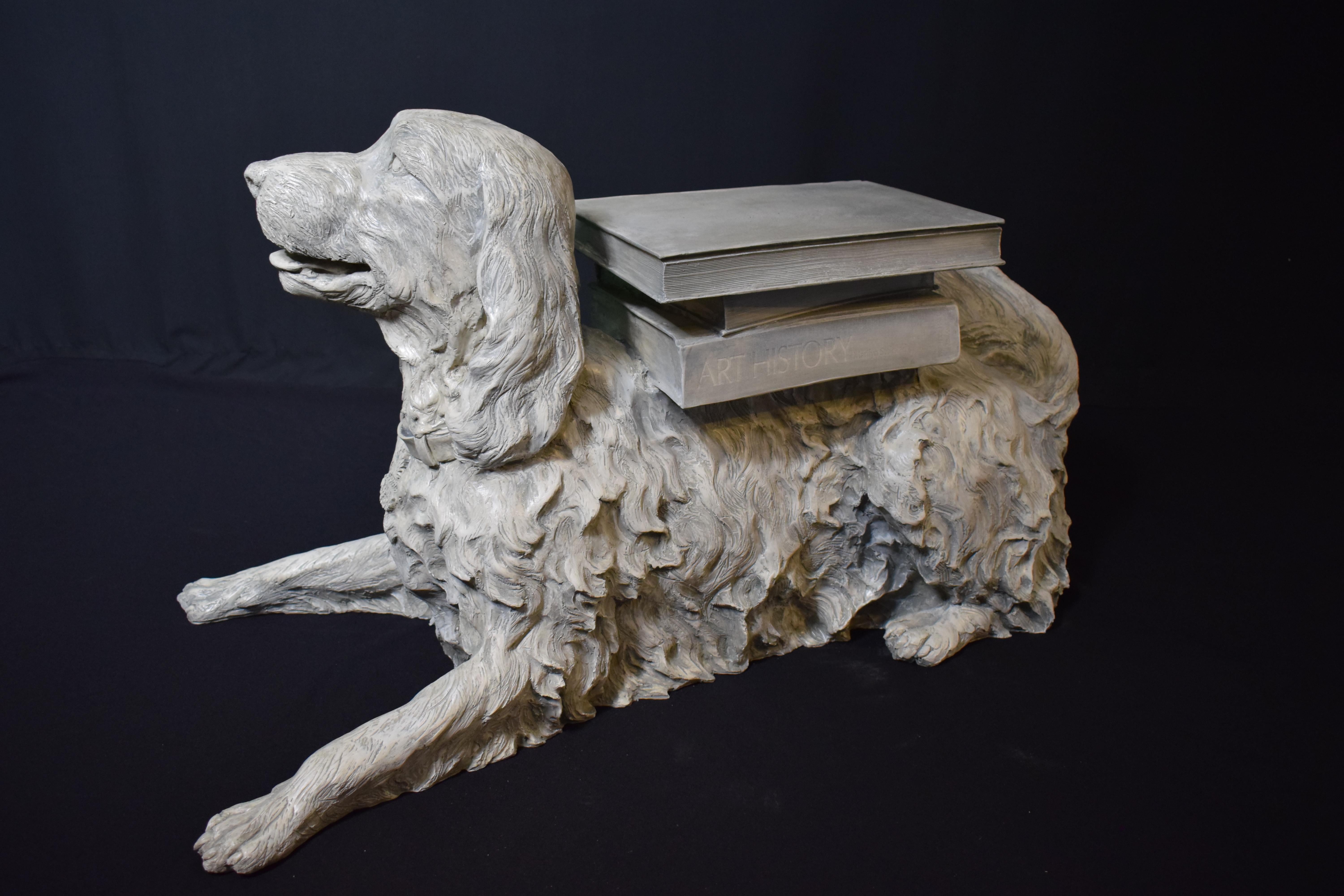 Hochdekorative, vollformatige Skulptur eines Daunen liegenden Hundes im Angebot 3