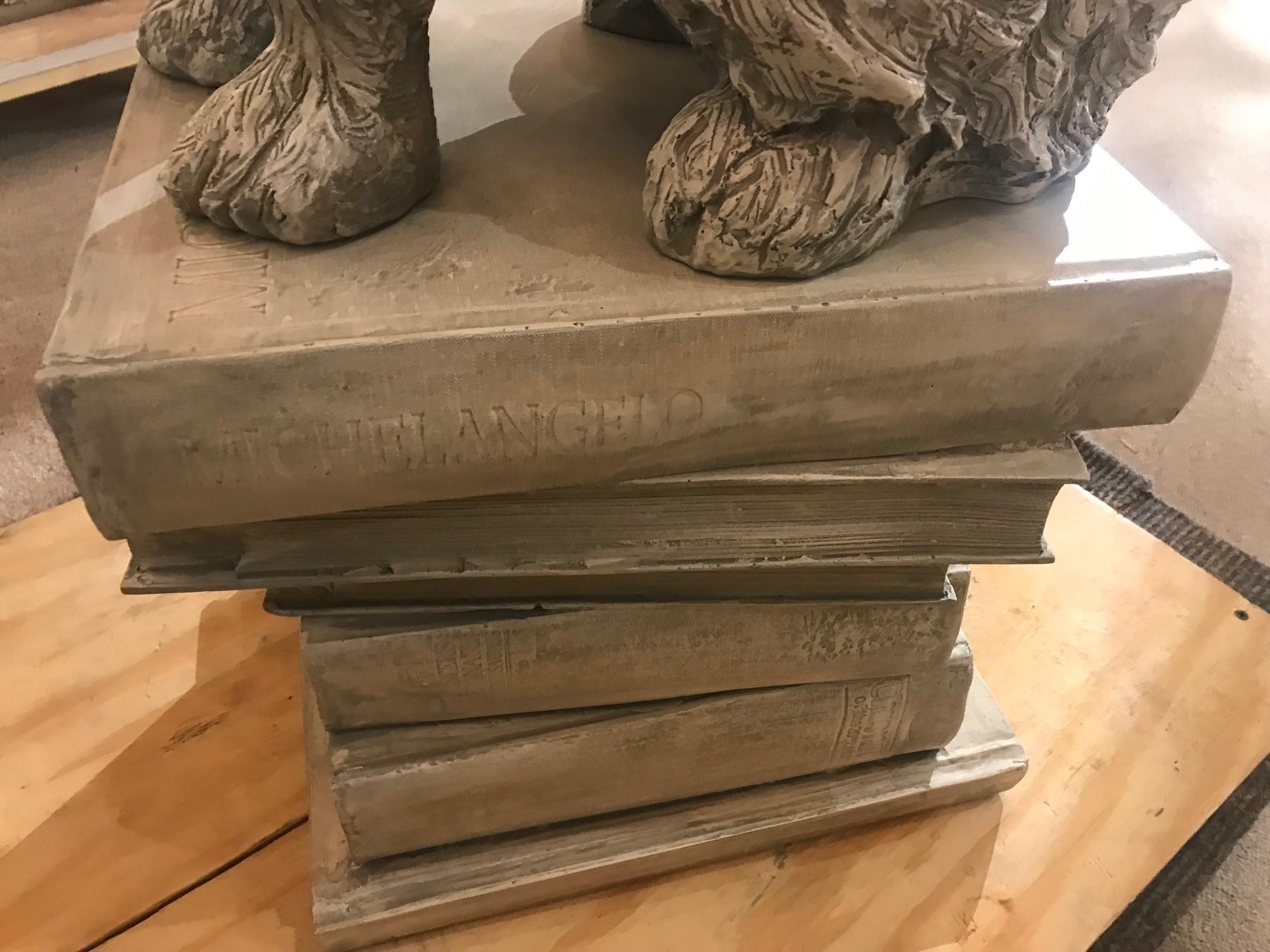 Hochdekorative Skulptur eines auf Büchern sitzenden Hundes in Originalgröße im Angebot 6