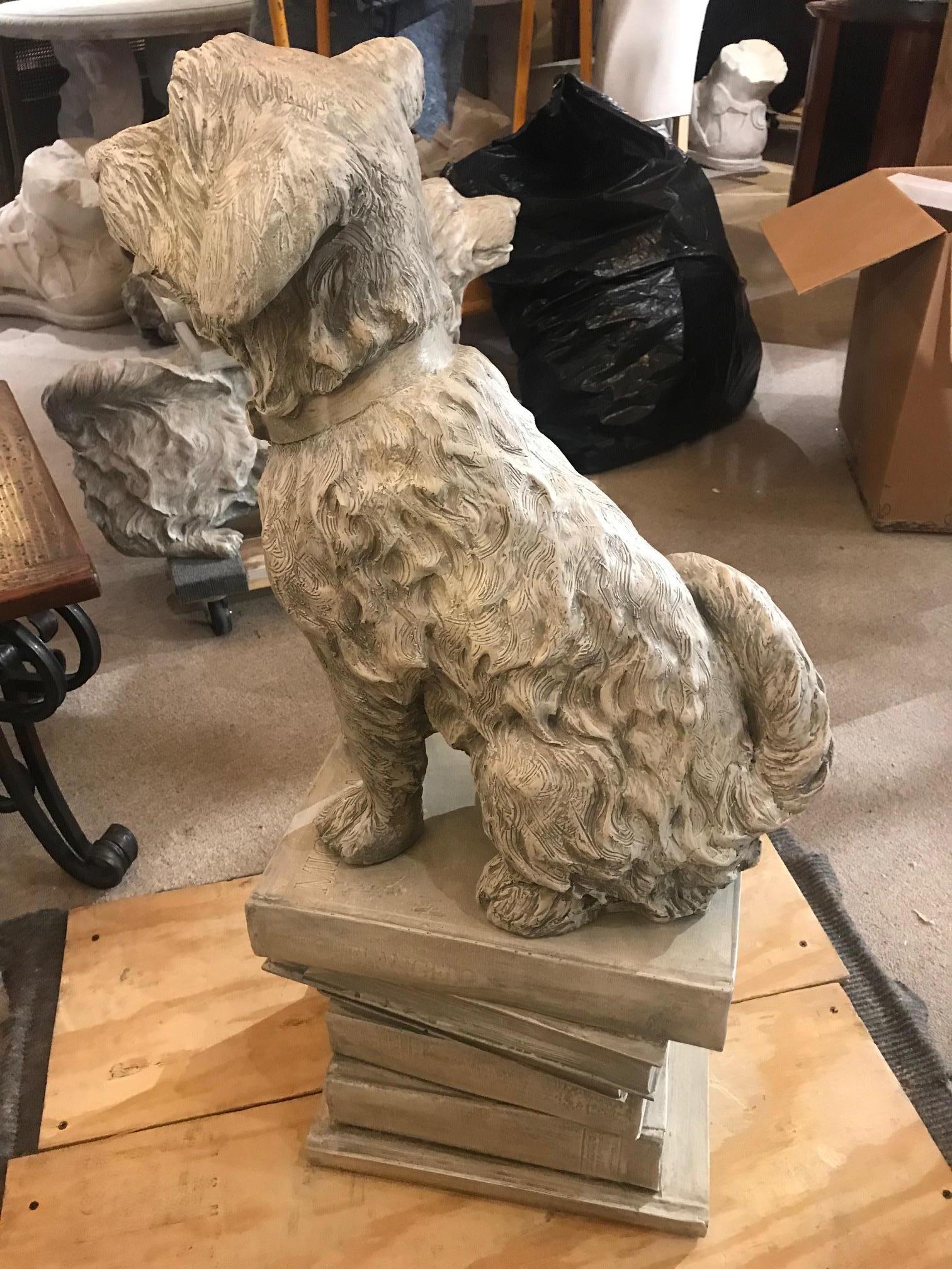 Hochdekorative Skulptur eines auf Büchern sitzenden Hundes in Originalgröße im Angebot 11