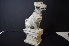 Sculpture pleine grandeur très décorative d'un chien assis sur des livres