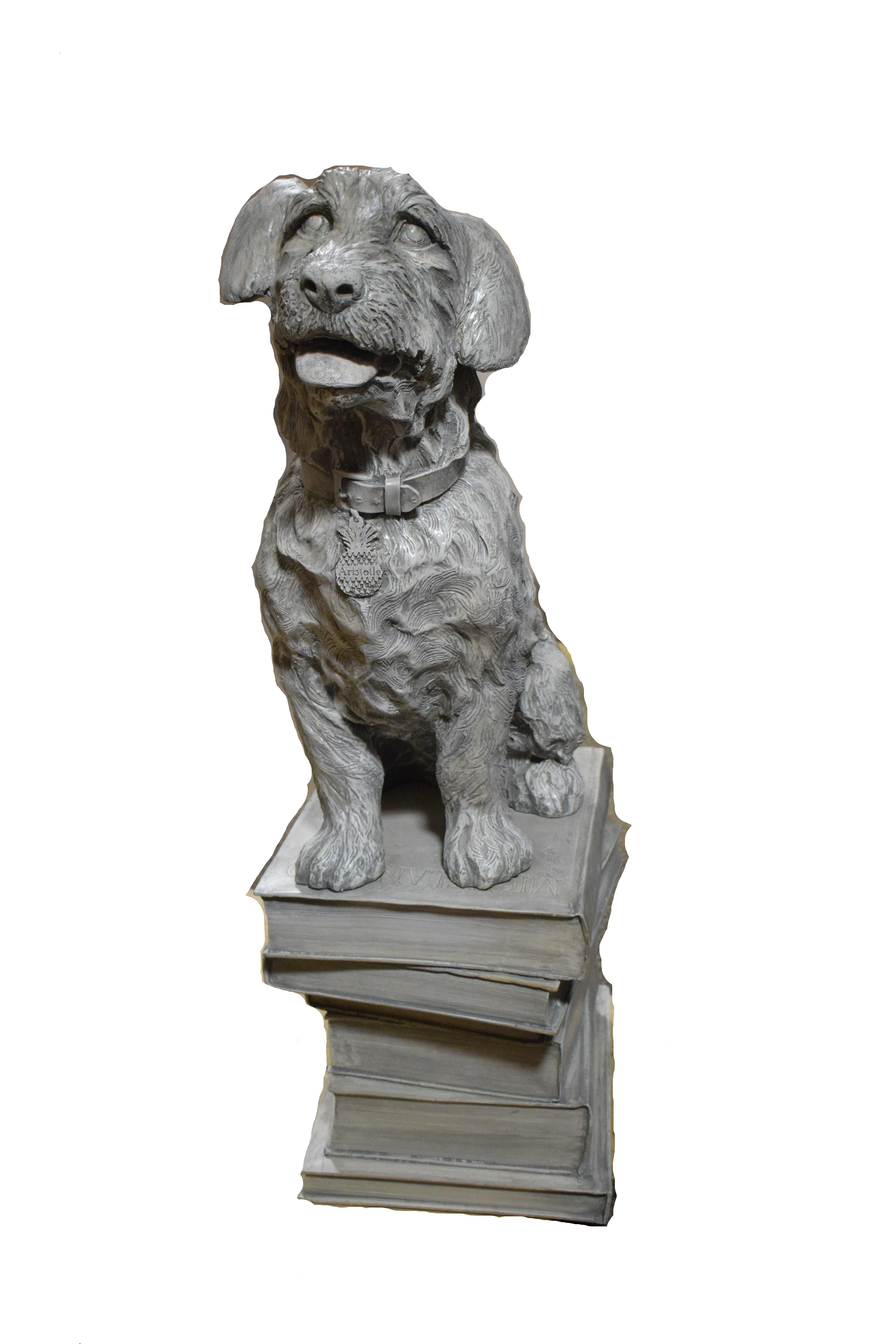 Hochdekorative Skulptur eines auf Büchern sitzenden Hundes in Originalgröße (amerikanisch) im Angebot
