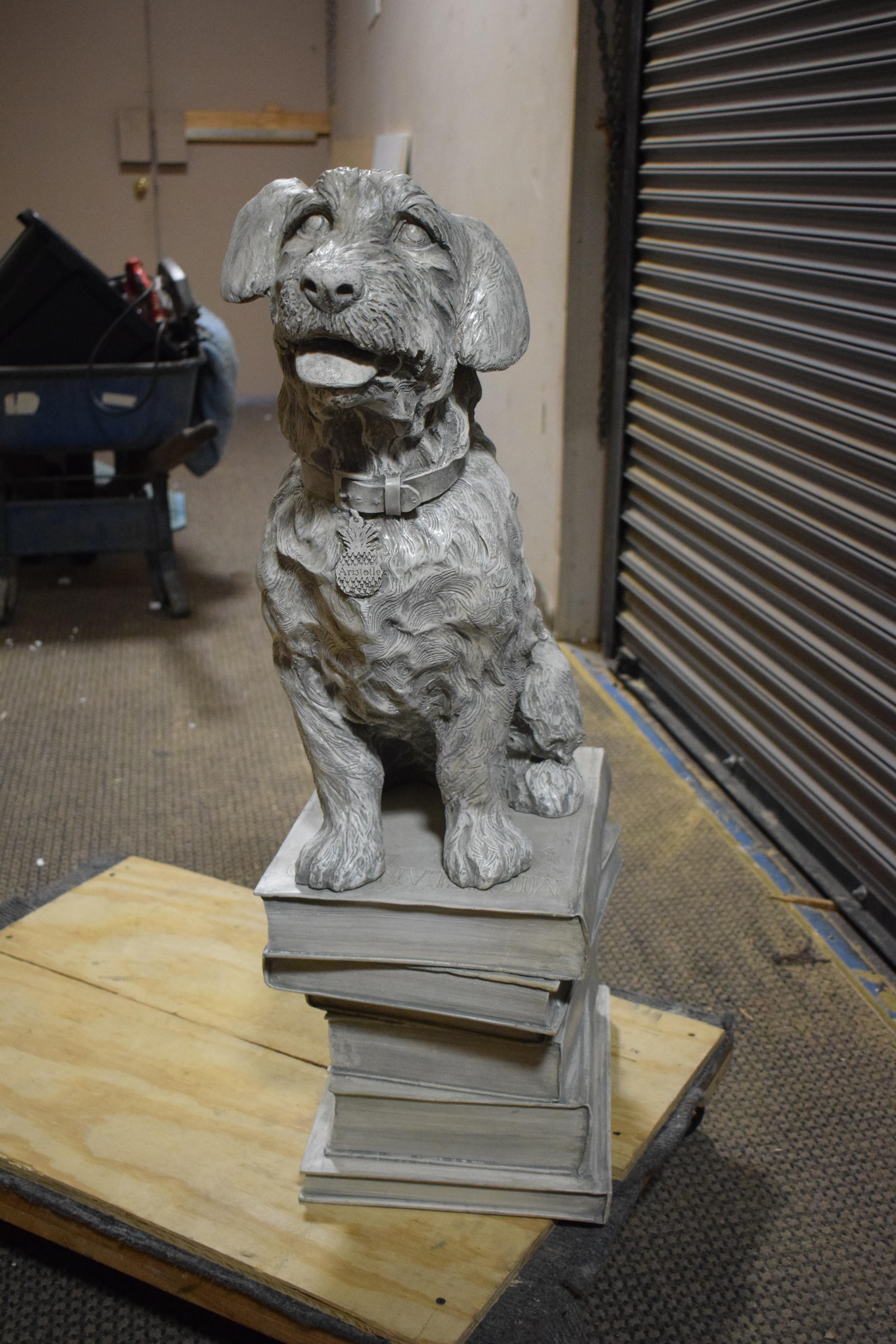 Hochdekorative Skulptur eines auf Büchern sitzenden Hundes in Originalgröße (Zusammensetzung) im Angebot