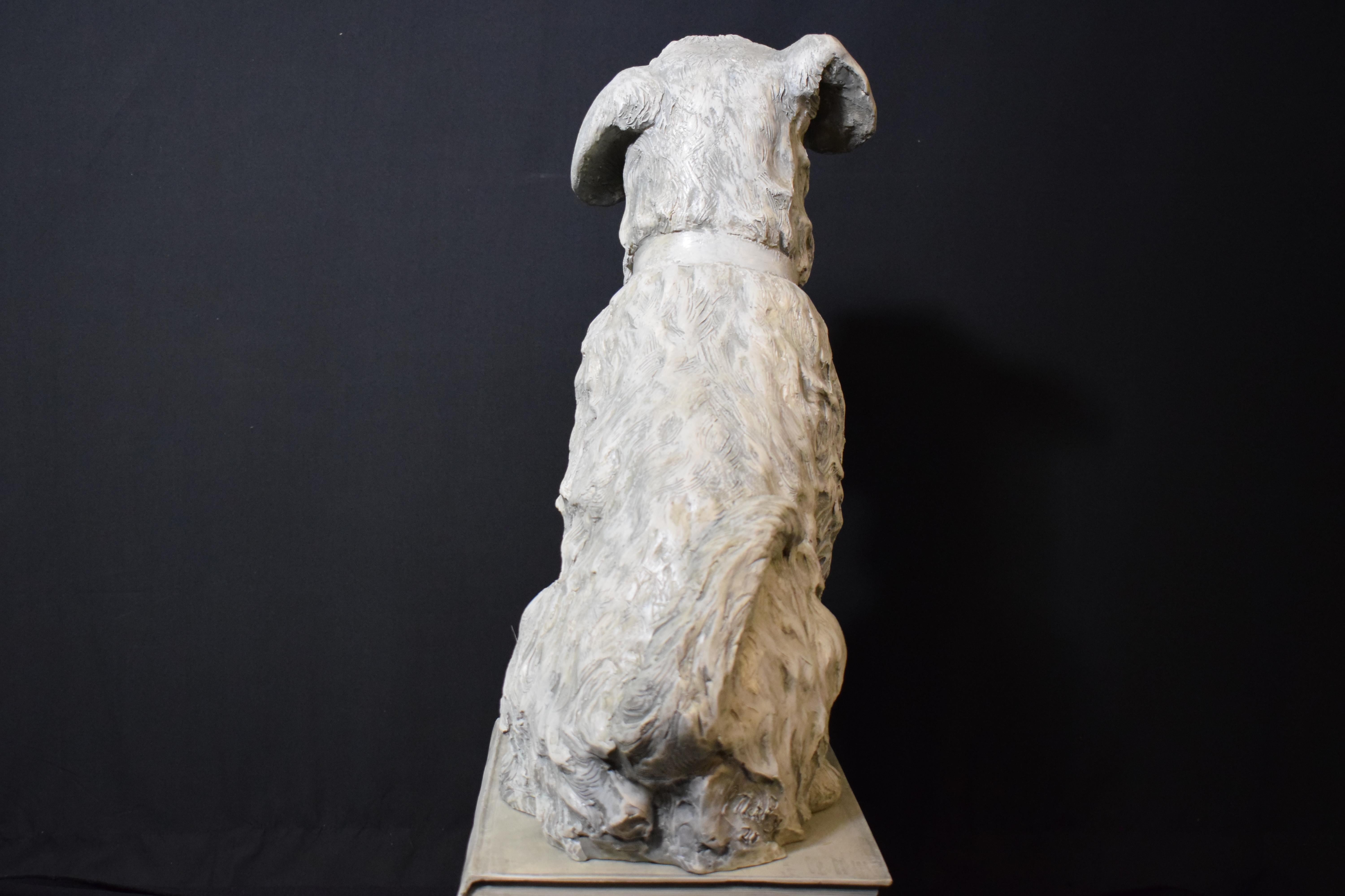 Hochdekorative Skulptur eines auf Büchern sitzenden Hundes in Originalgröße im Angebot 3