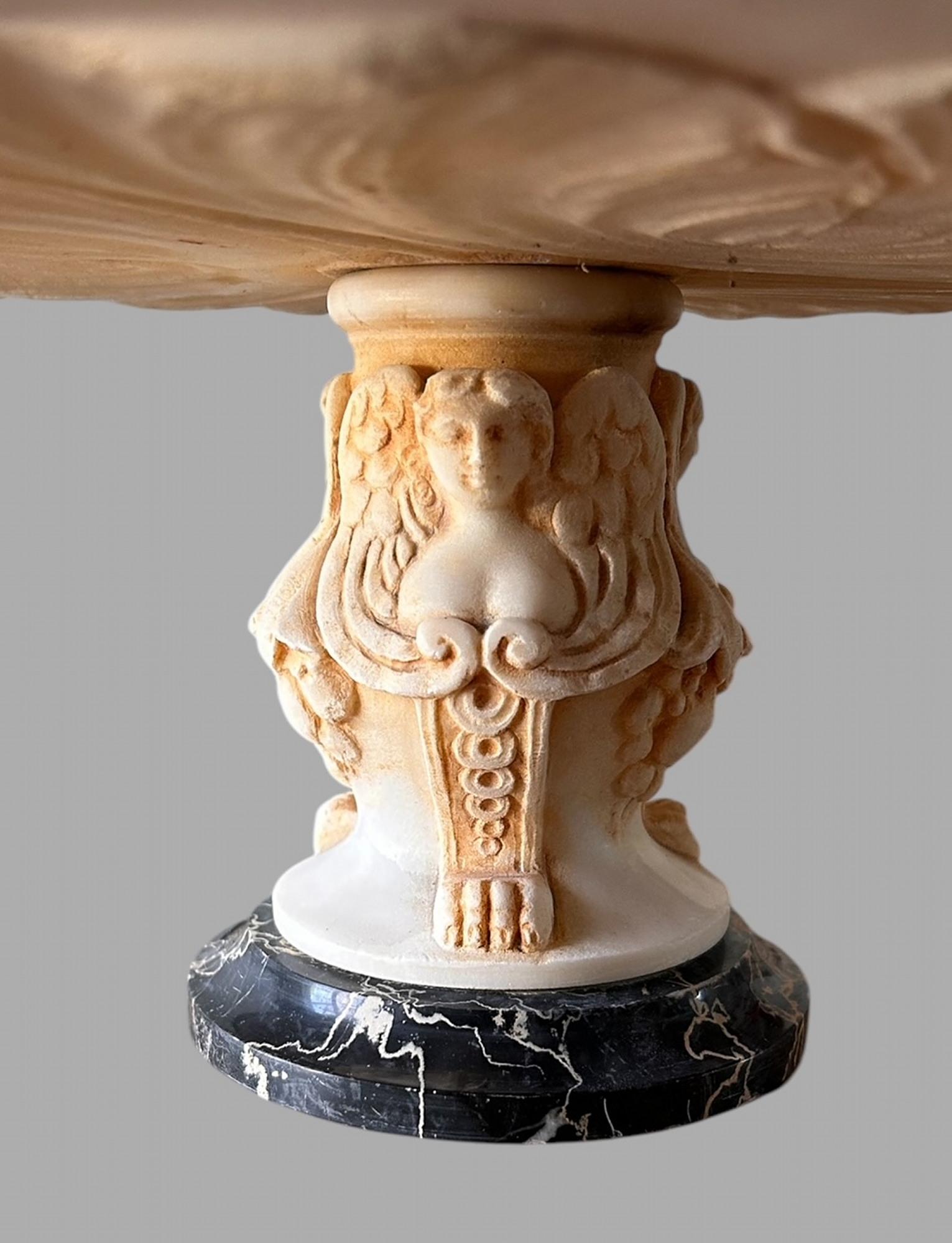 Eine hochdekorative große italienische Marmor-Tazza um 1860 im Angebot 4