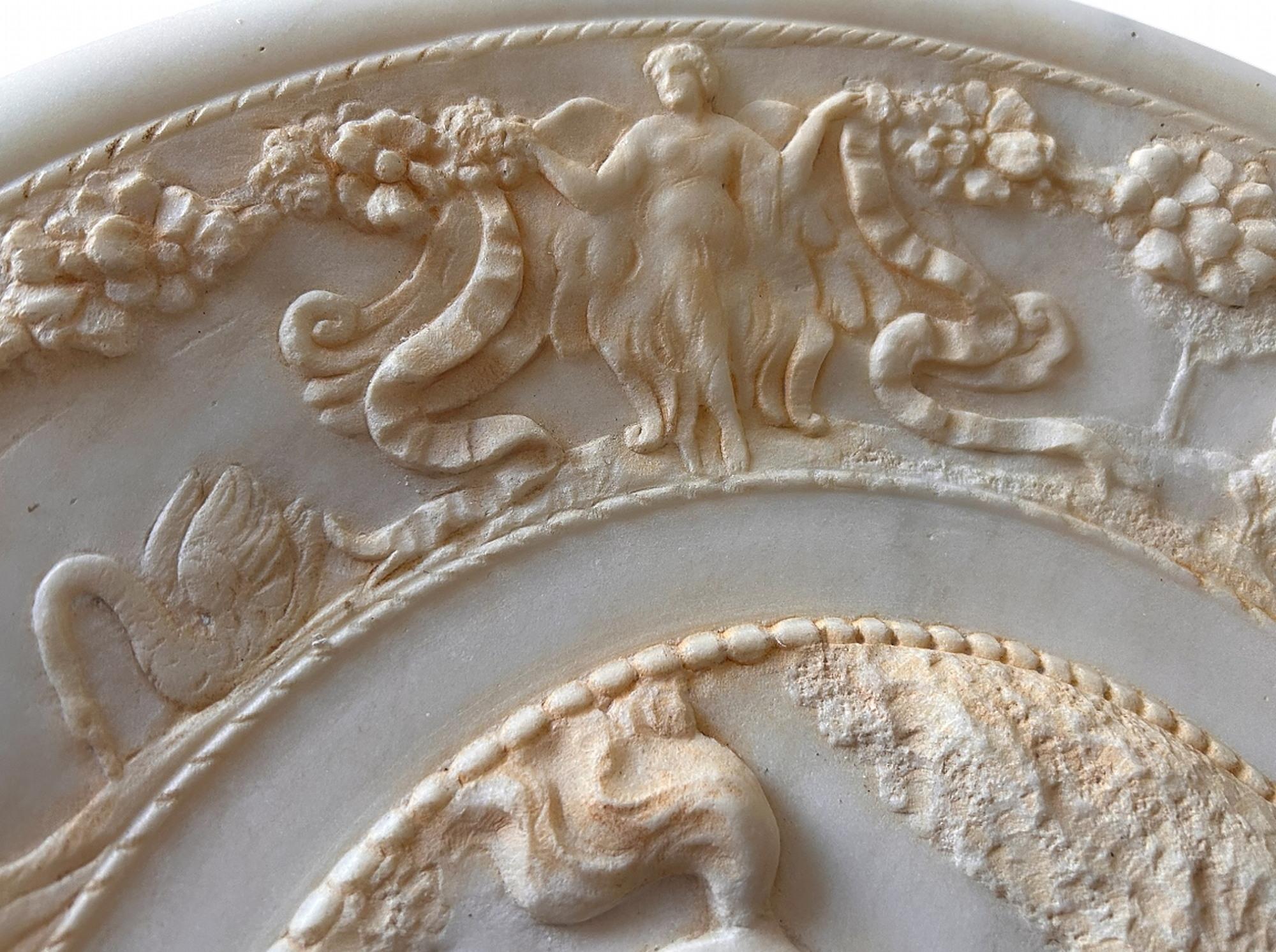 Eine hochdekorative große italienische Marmor-Tazza um 1860 (Mittleres 19. Jahrhundert) im Angebot