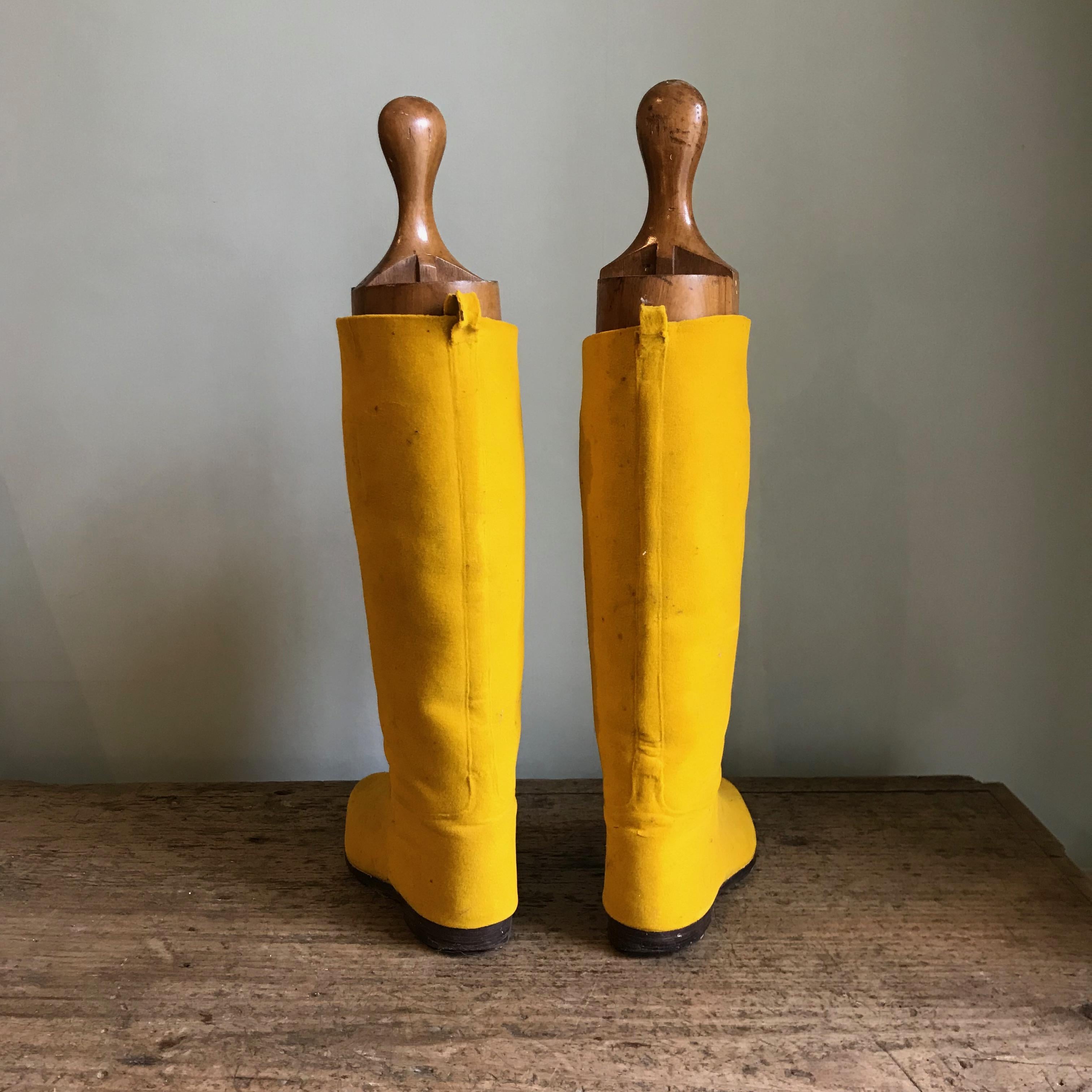 20th Century Highly Decorative Pair of Bright Yellow English Edwardian Riding Boots For Sale