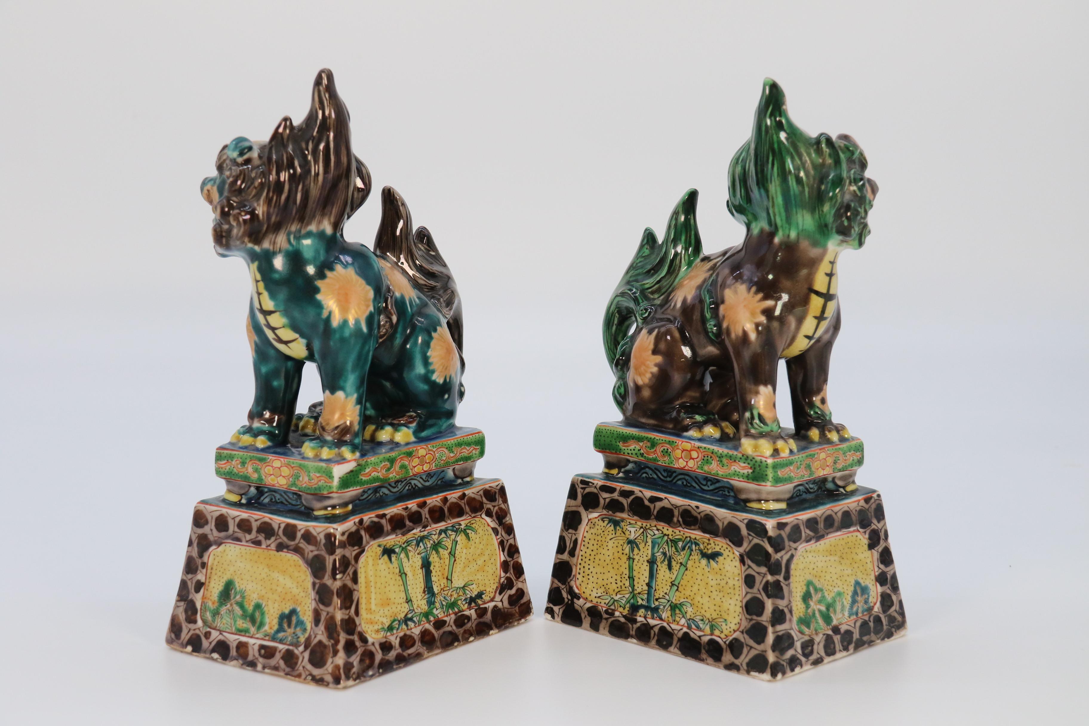 Smaltato Coppia di leoni buddisti in ceramica cinese altamente decorativi, circa 1900. in vendita