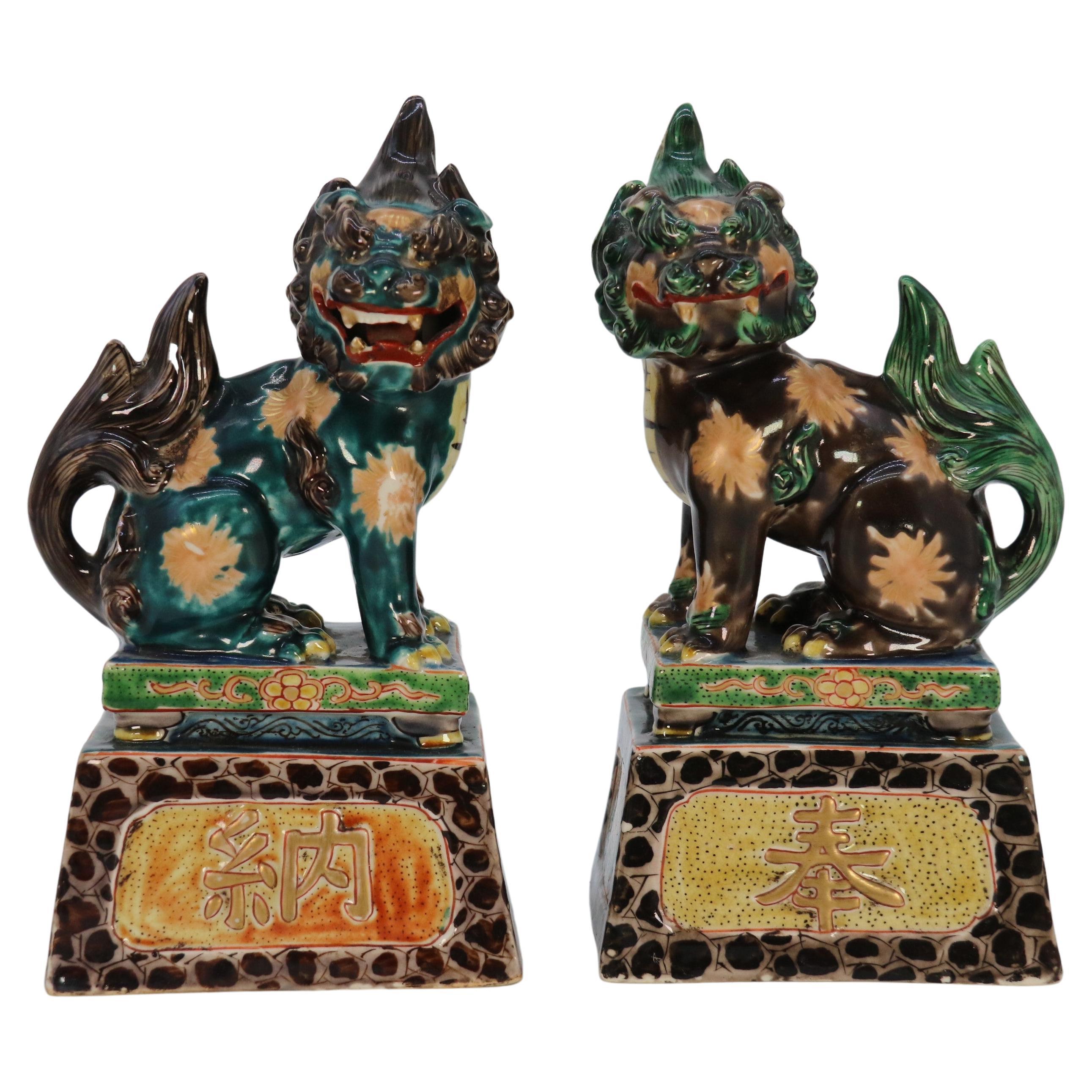 Coppia di leoni buddisti in ceramica cinese altamente decorativi, circa 1900. in vendita