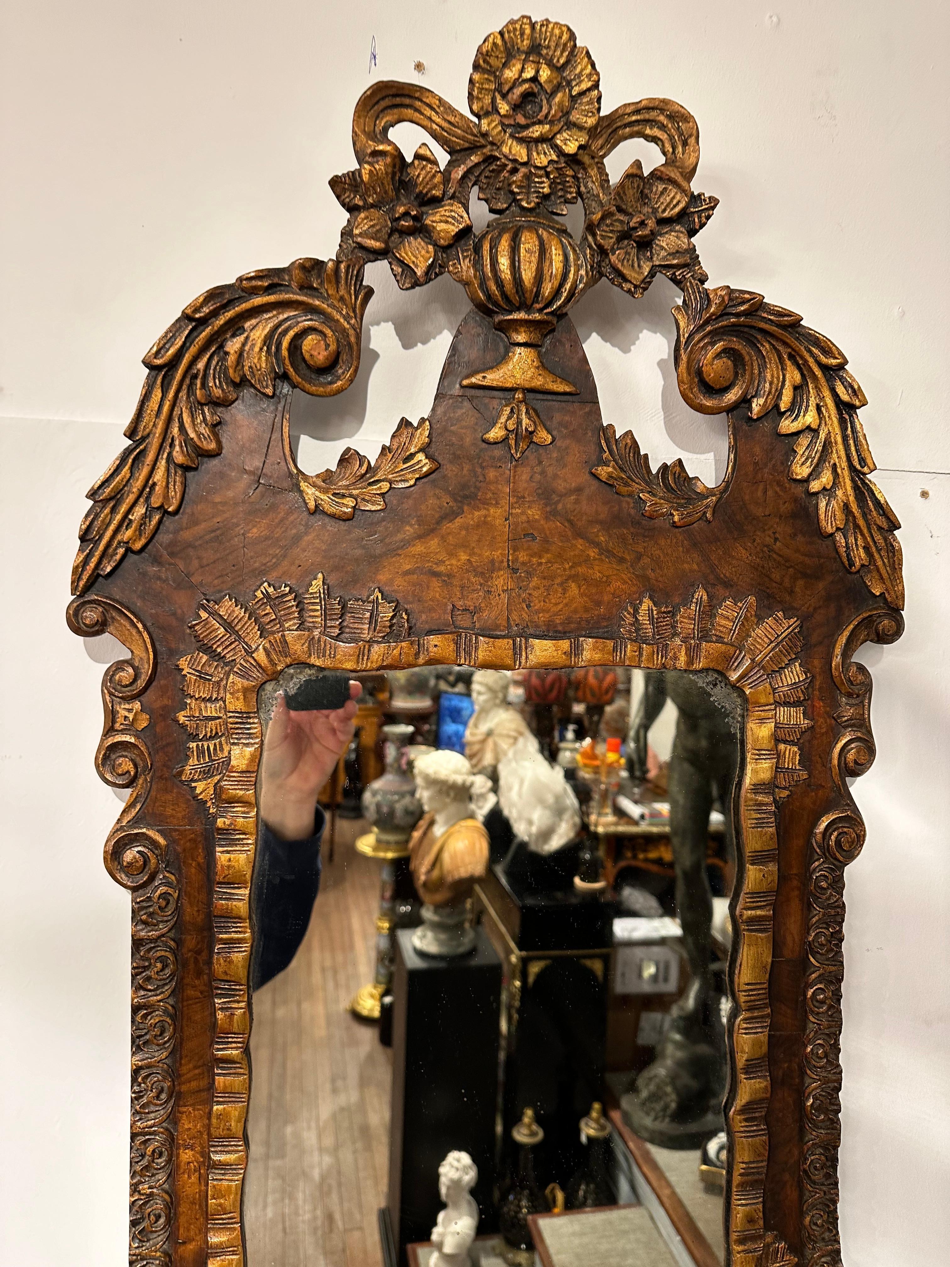 Ein hochdekoratives Paar Queen Anne-Spiegel (Europäisch) im Angebot