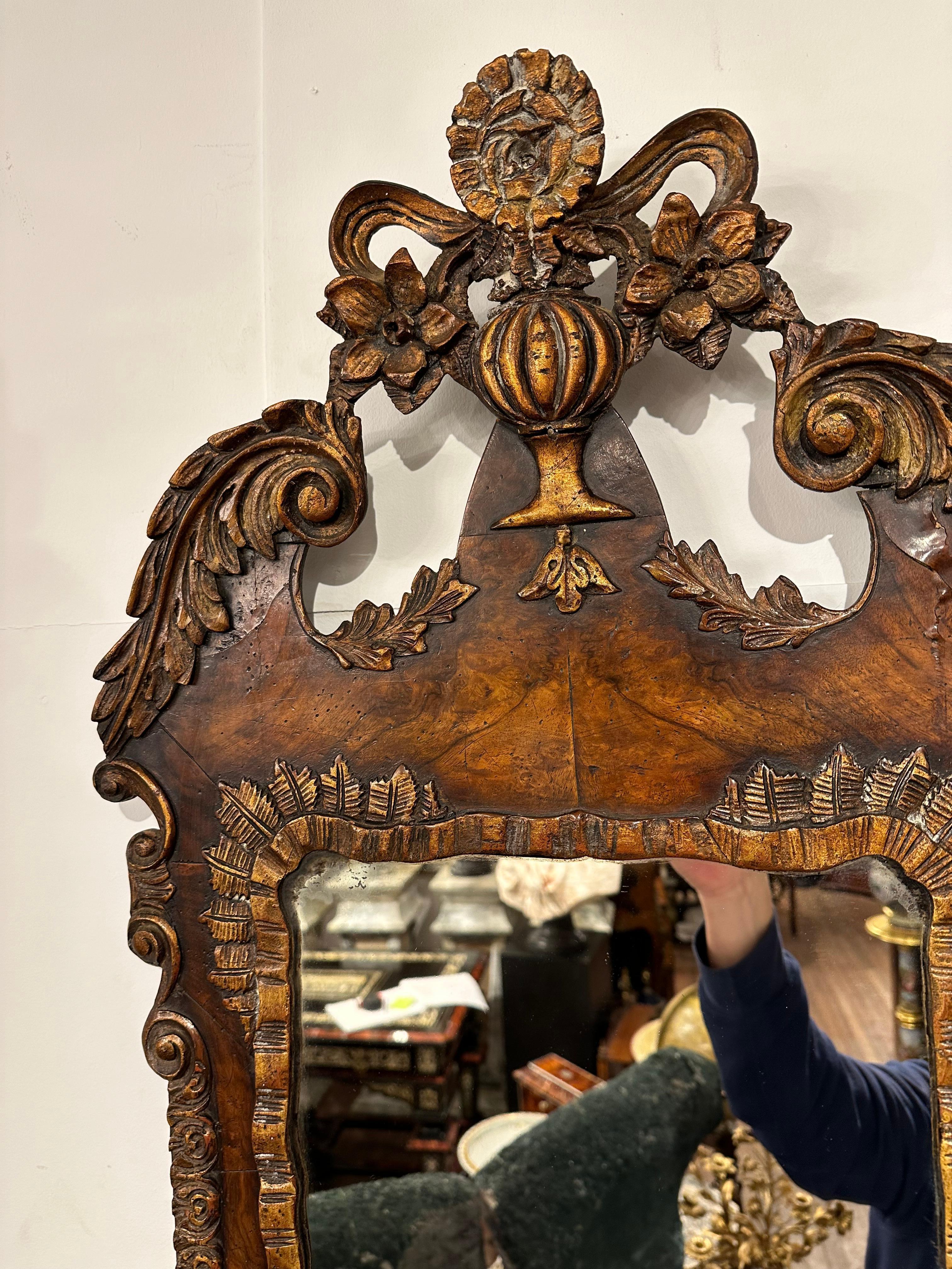 Ein hochdekoratives Paar Queen Anne-Spiegel (Vergoldet) im Angebot
