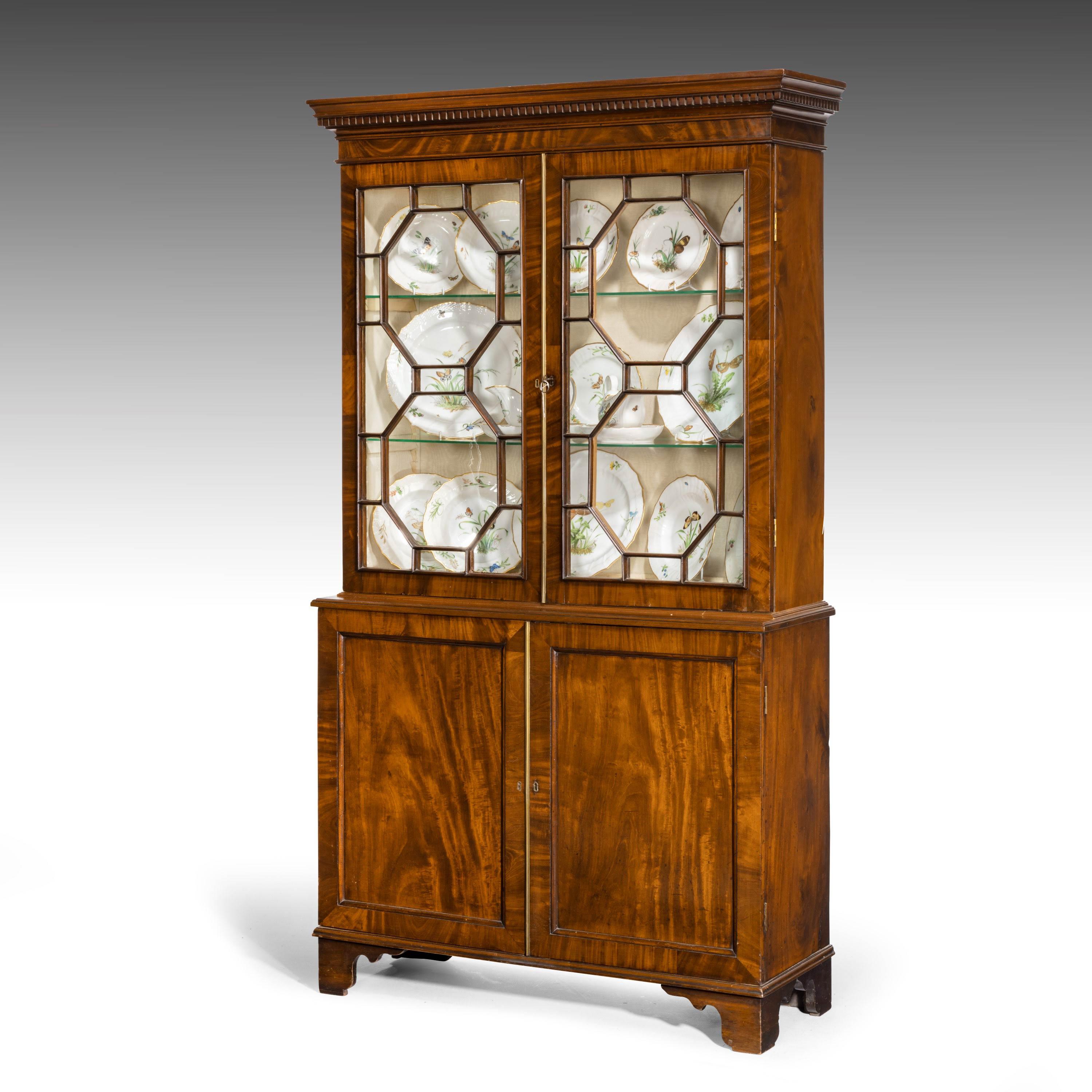 Highly Figured George III Period Mahogany China Cabinet In Good Condition In Peterborough, Northamptonshire