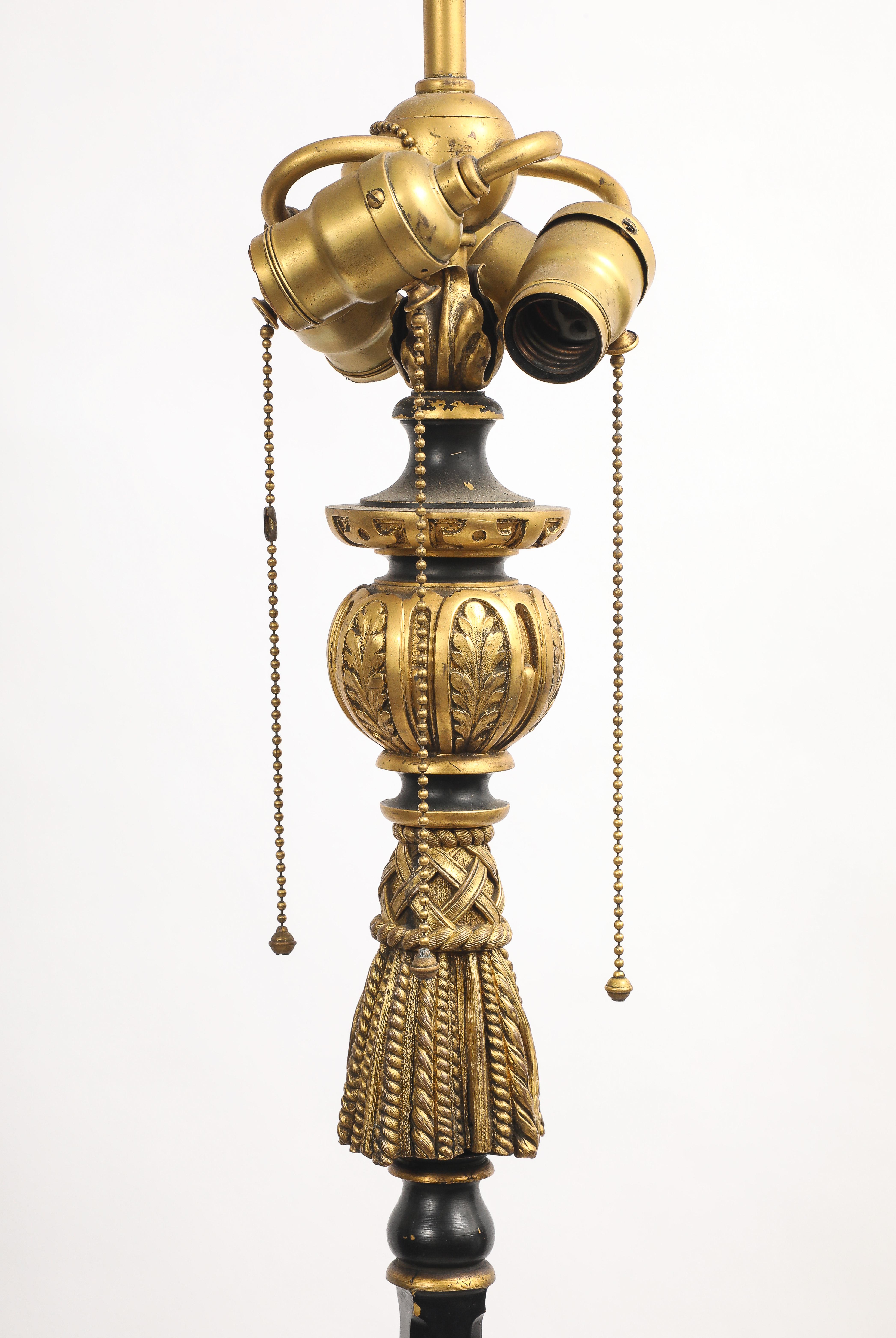 Eine sehr wichtige Caldwell Ormolu montiert Cararra Marmor figurale Stehlampe im Angebot 3