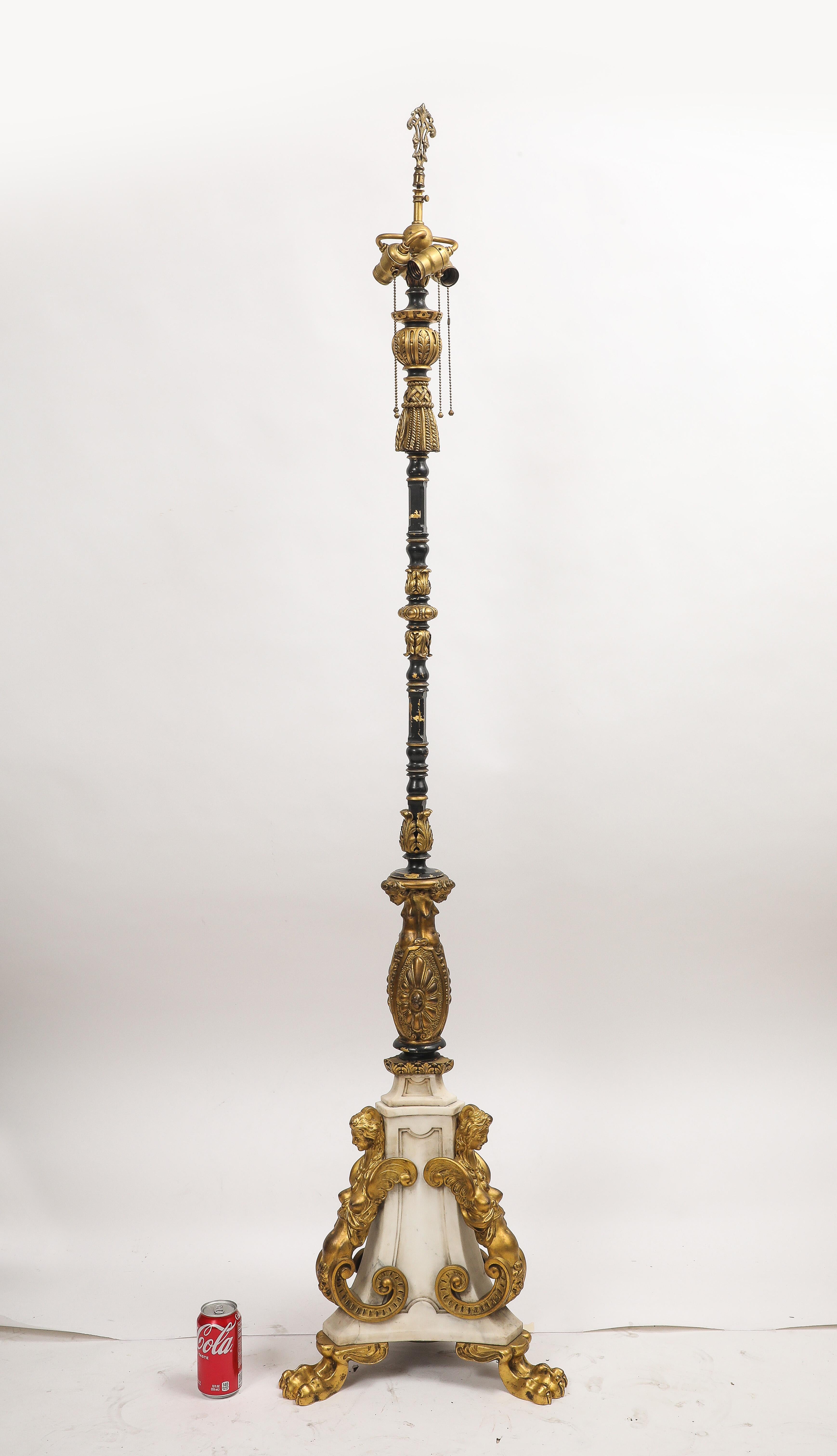 Eine sehr wichtige Caldwell Ormolu montiert Cararra Marmor Figural Stehlampe.  Die Stehlampe steht auf einem dreiteiligen Sockel aus weißem Carrara-Marmor, an dem auf jeder Seite ein geflügelter weiblicher Begriff aus Ormolu in Relief angebracht