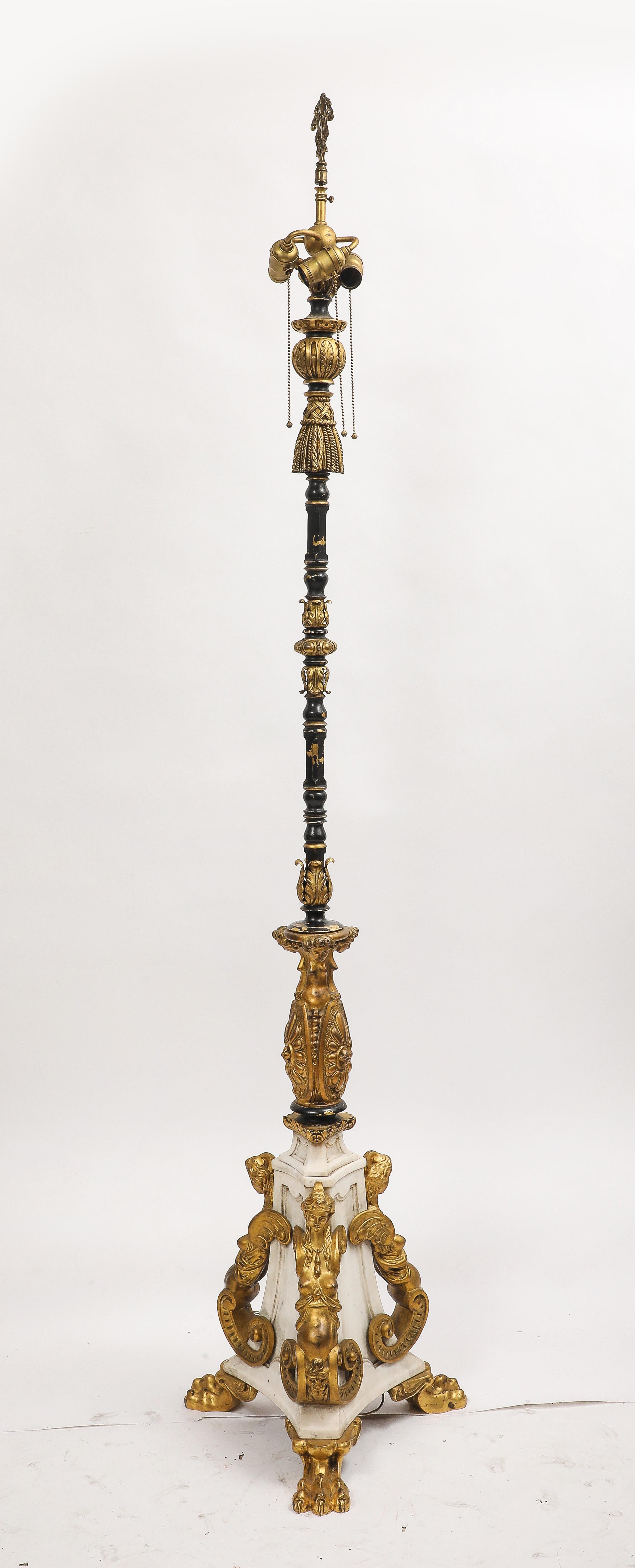 Eine sehr wichtige Caldwell Ormolu montiert Cararra Marmor figurale Stehlampe (amerikanisch) im Angebot