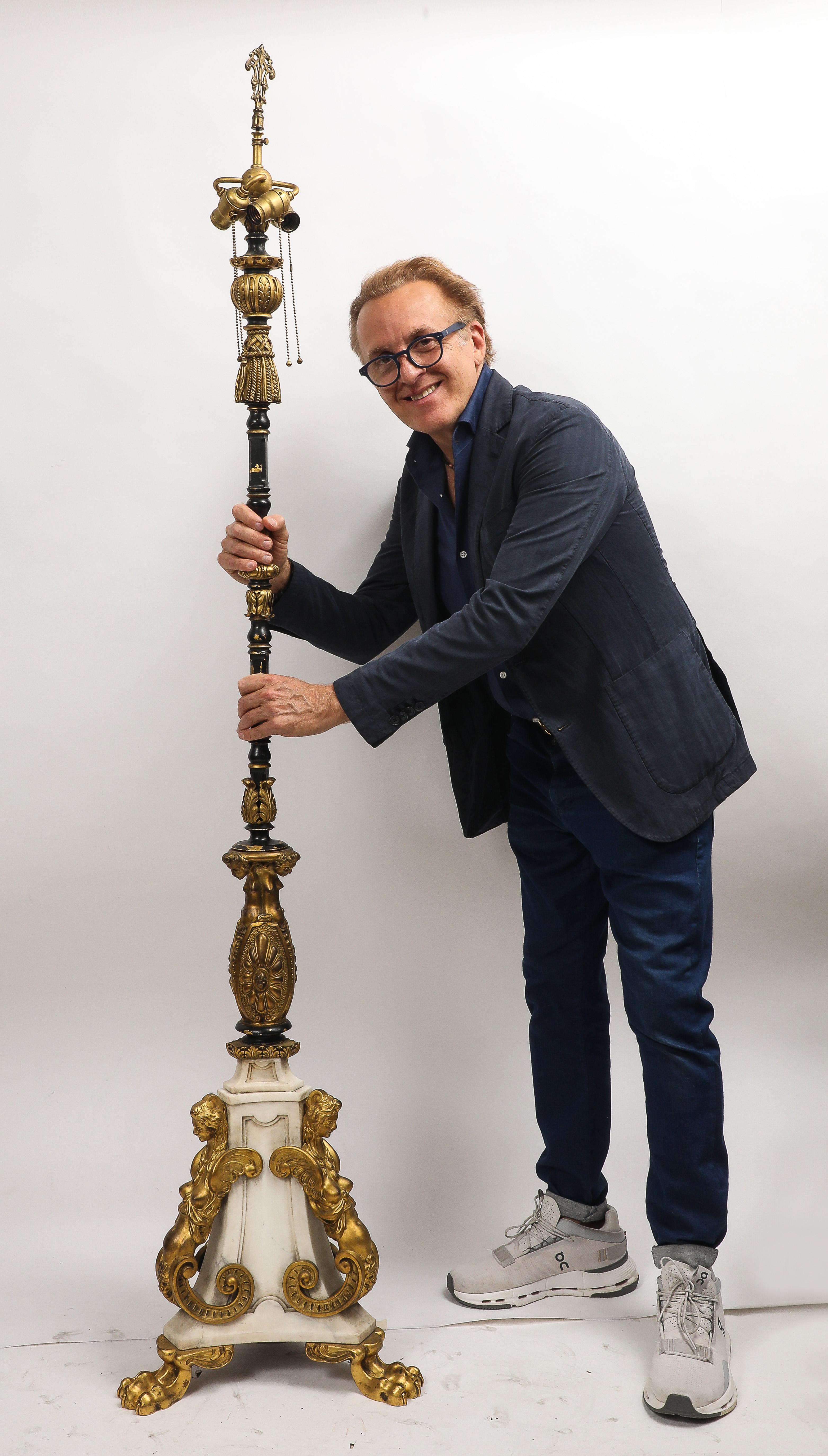 Eine sehr wichtige Caldwell Ormolu montiert Cararra Marmor figurale Stehlampe (Handgeschnitzt) im Angebot