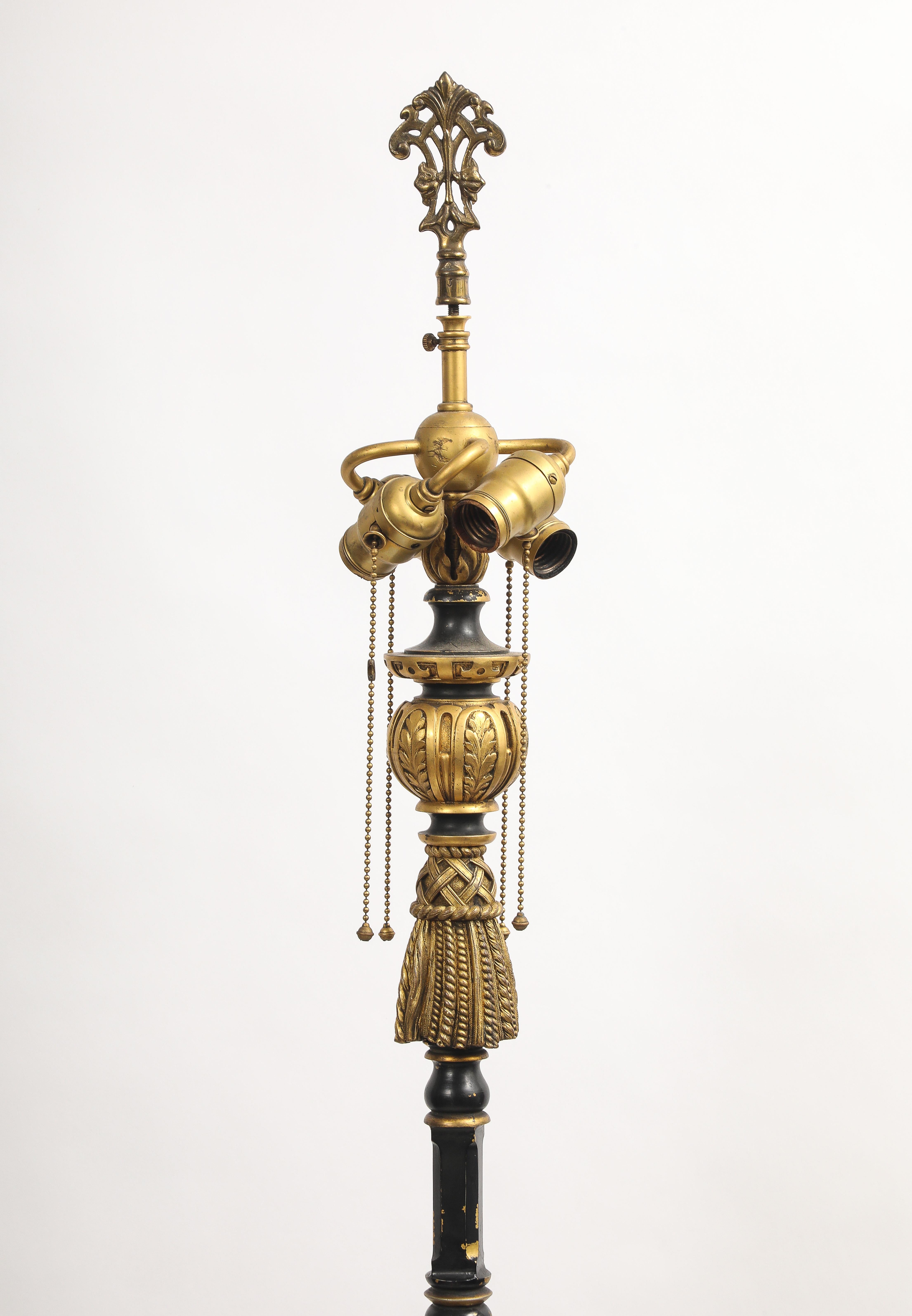 Eine sehr wichtige Caldwell Ormolu montiert Cararra Marmor figurale Stehlampe im Zustand „Gut“ im Angebot in New York, NY