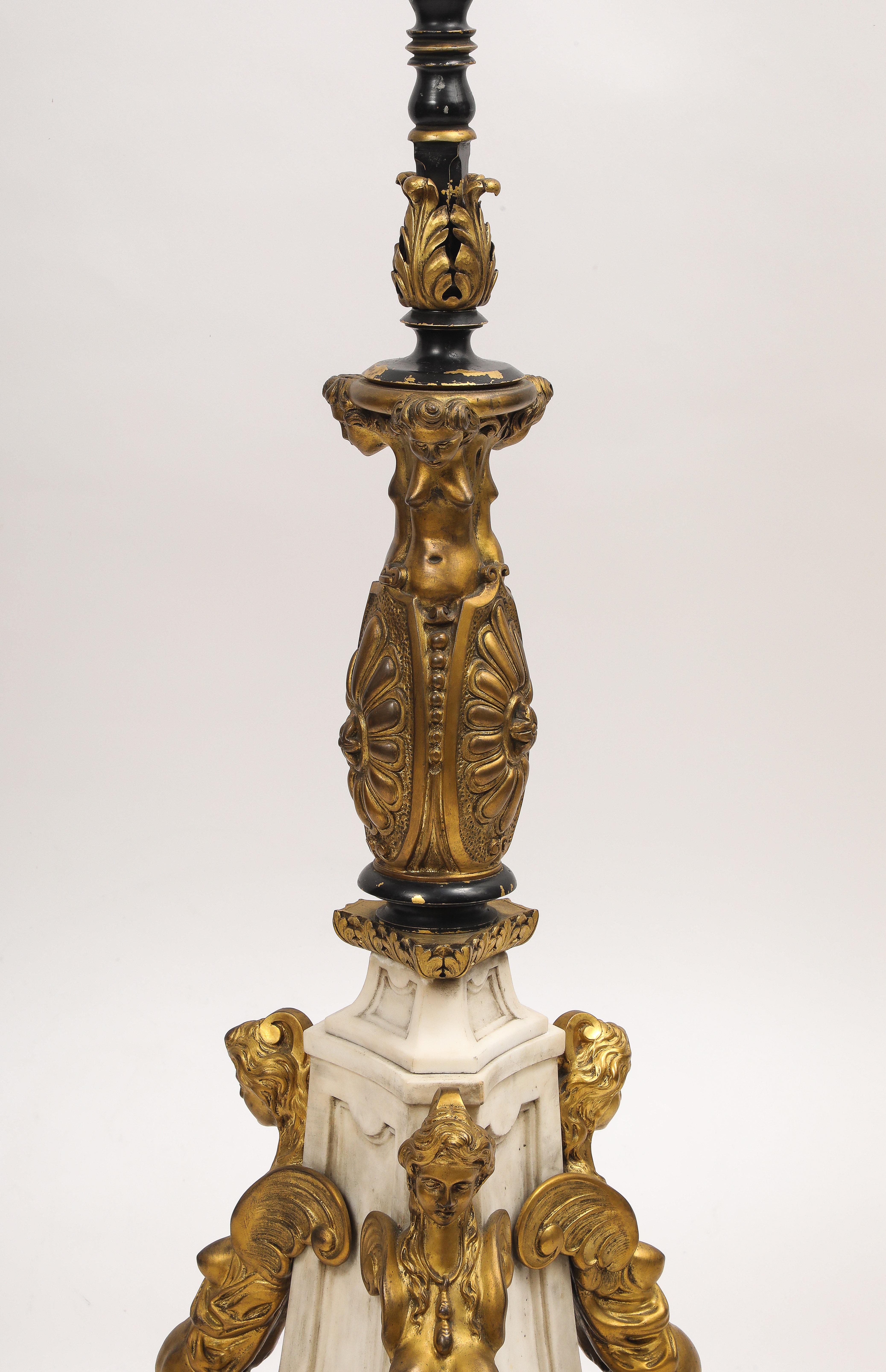 Eine sehr wichtige Caldwell Ormolu montiert Cararra Marmor figurale Stehlampe (20. Jahrhundert) im Angebot
