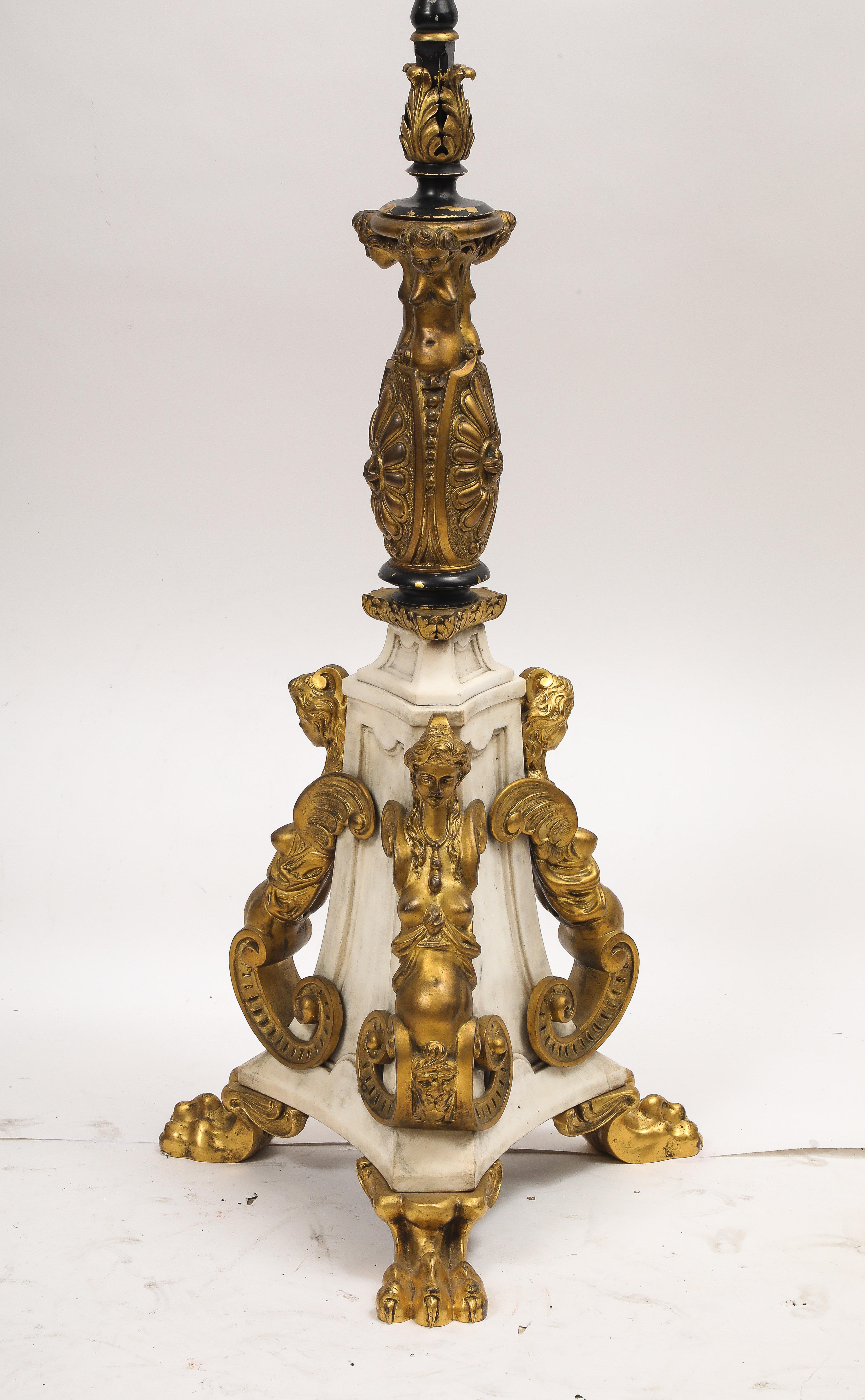 Eine sehr wichtige Caldwell Ormolu montiert Cararra Marmor figurale Stehlampe (Bronze) im Angebot