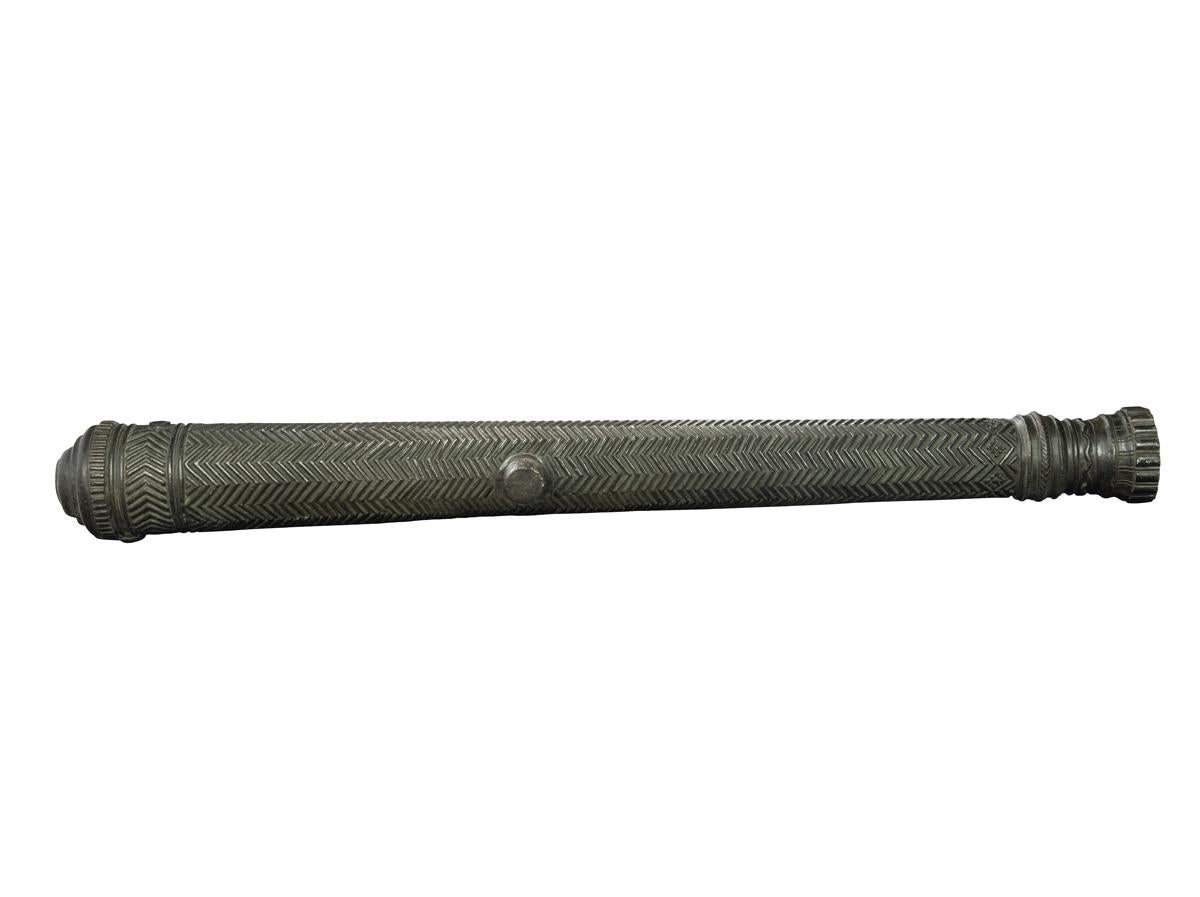 Un importantissimo cannone indiano Mughal catturato a Copal Droog, 1858 Questo notevole cannone è fuso nel suo complesso con un disegno a zig-zag, spesso rappresentativo delle increspature dell'acqua.  Il cannone centrale mostrato in alto a sinistra