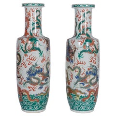 Rarísima pareja de monumentales jarrones "Dragón" de porcelana Rouleau de la dinastía Qing
