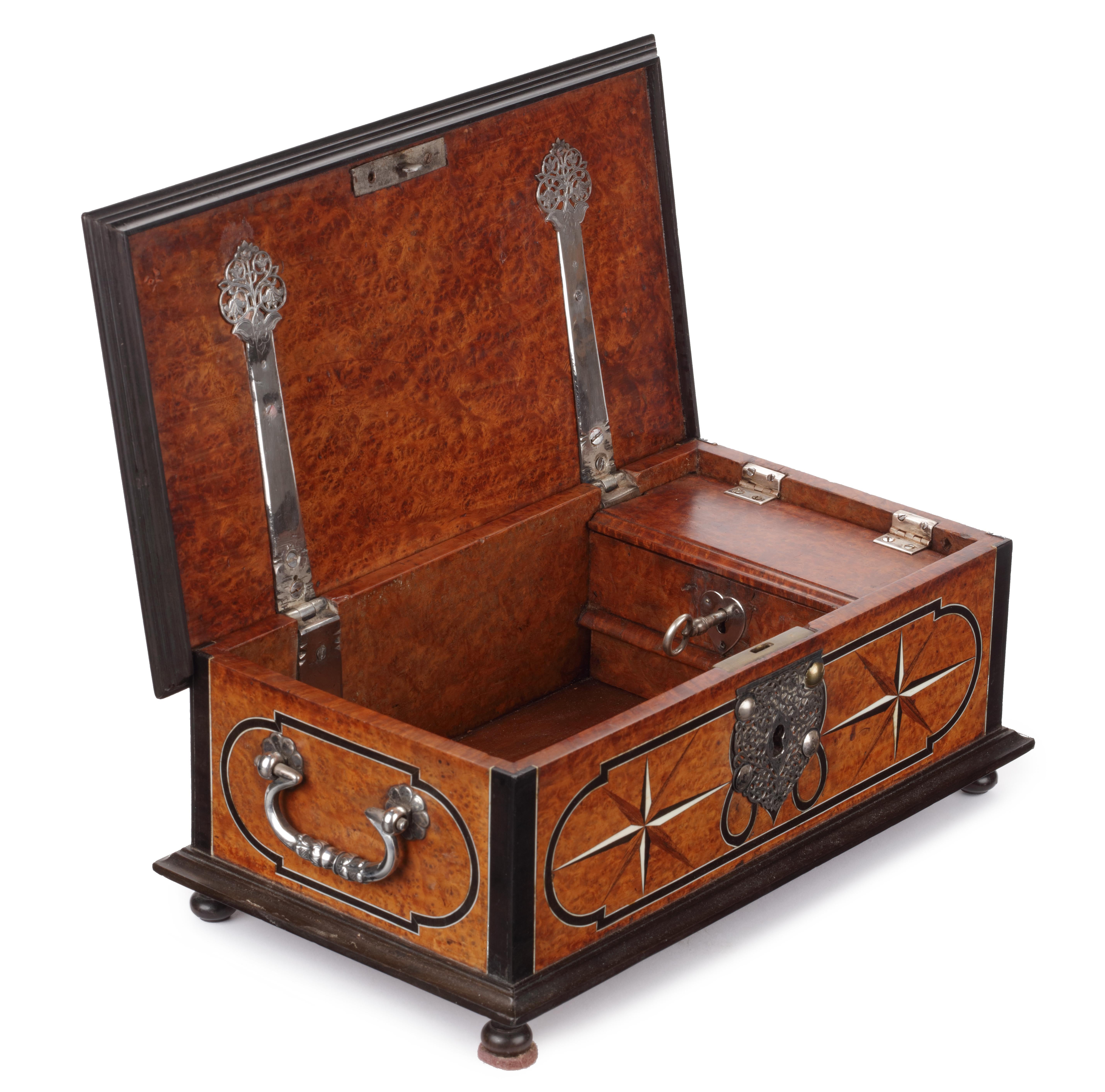 Distrito de Galle, siglo XVIII

La caja está hecha de rebabas de amboyna con incrustaciones de ébano, hueso y rebabas de madera, y tiene varios compartimentos interiores, todo ello hecho con la máxima atención al detalle.

H. 12 x An. 30,6 x Pr.