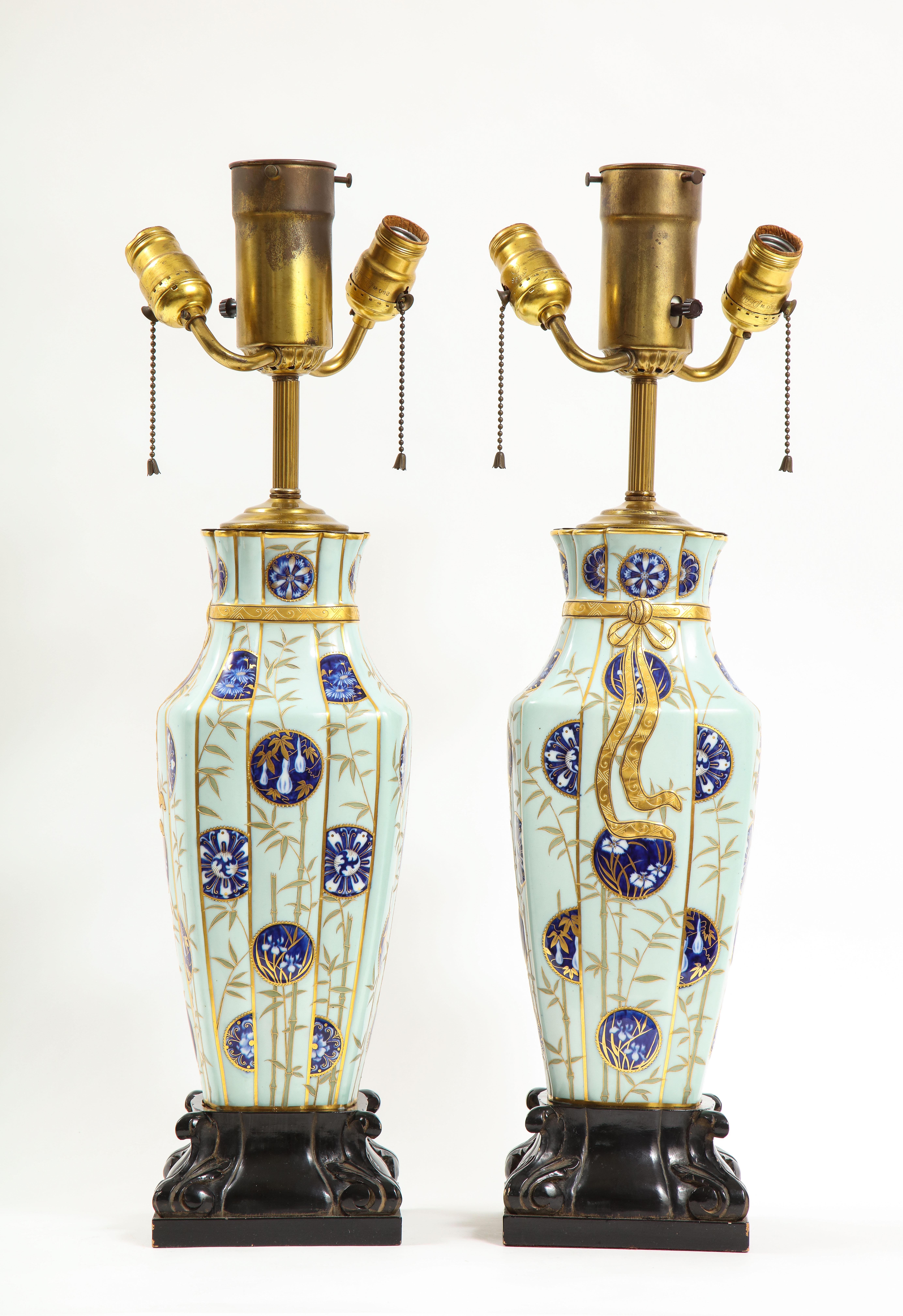 Paire très inhabituelle de vases en porcelaine à motifs japonais du XIXe siècle, transformés en lampes.  Avec leur col cintré et leur corps à angle large, ces lampes ont une forme très inhabituelle.  Ils sont constitués d'un fond bleu turquoise avec