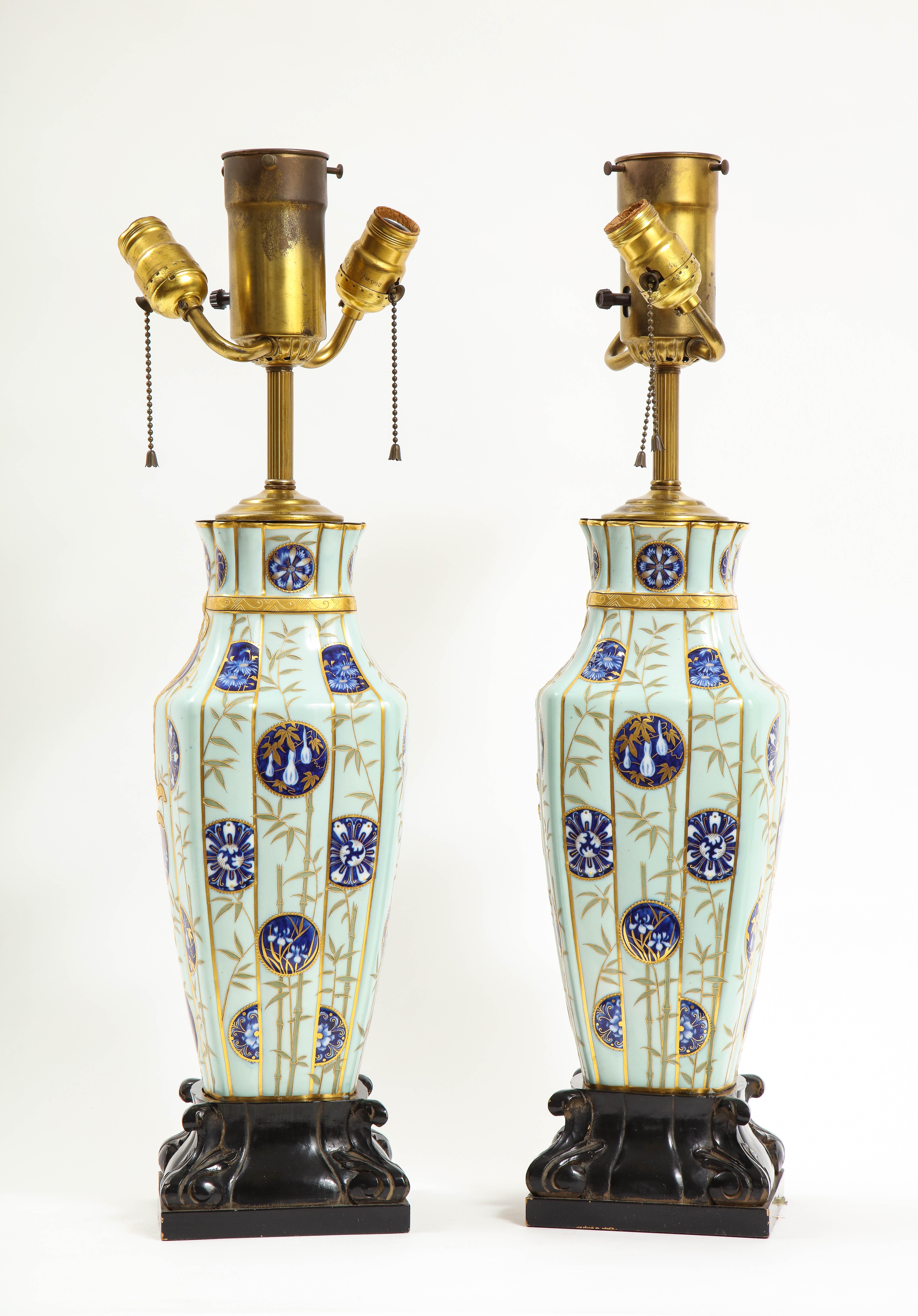 Japonisme Paire de vases en porcelaine à motif japonais anglais très inhabituels en vente