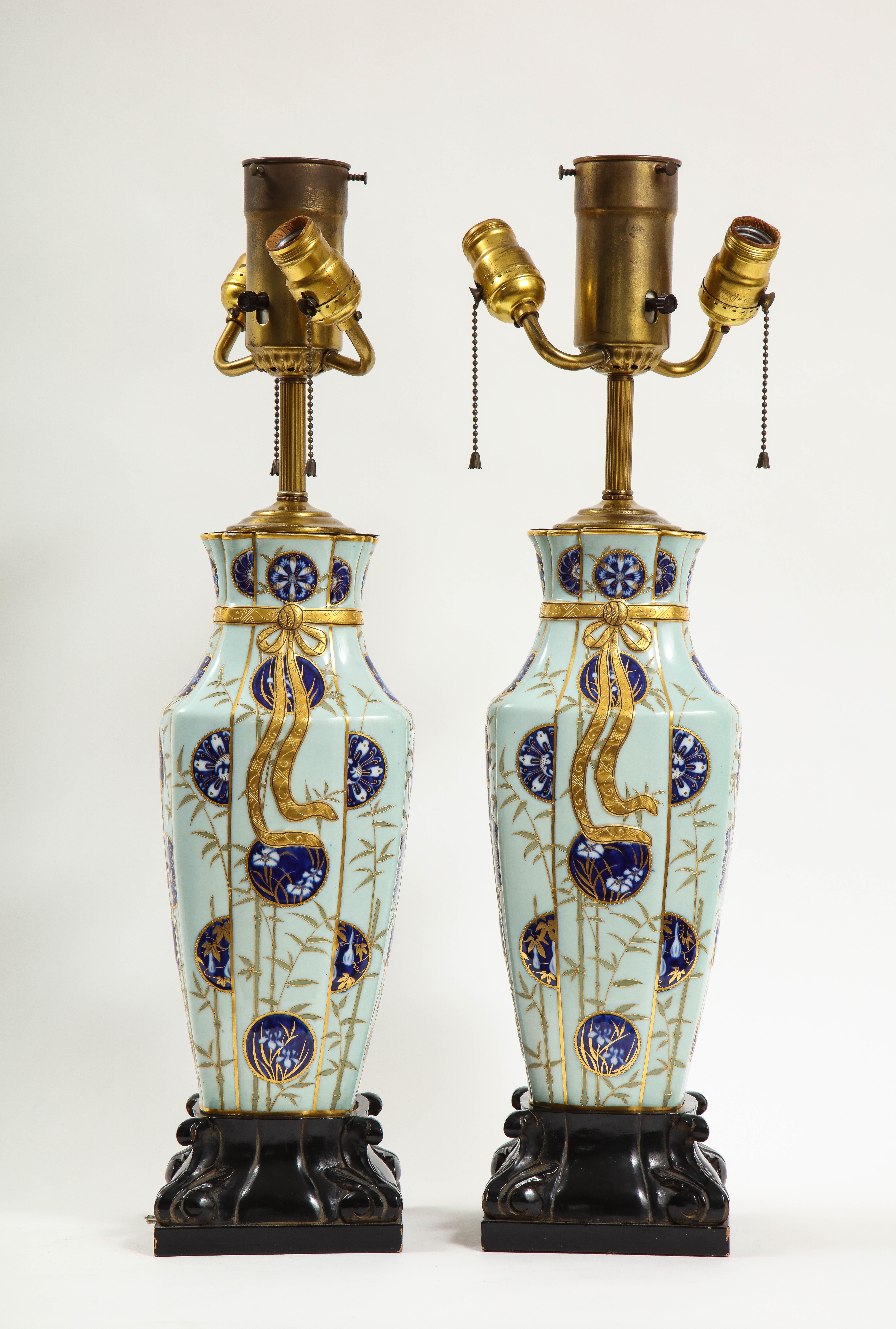 Anglais Paire de vases en porcelaine à motif japonais anglais très inhabituels en vente