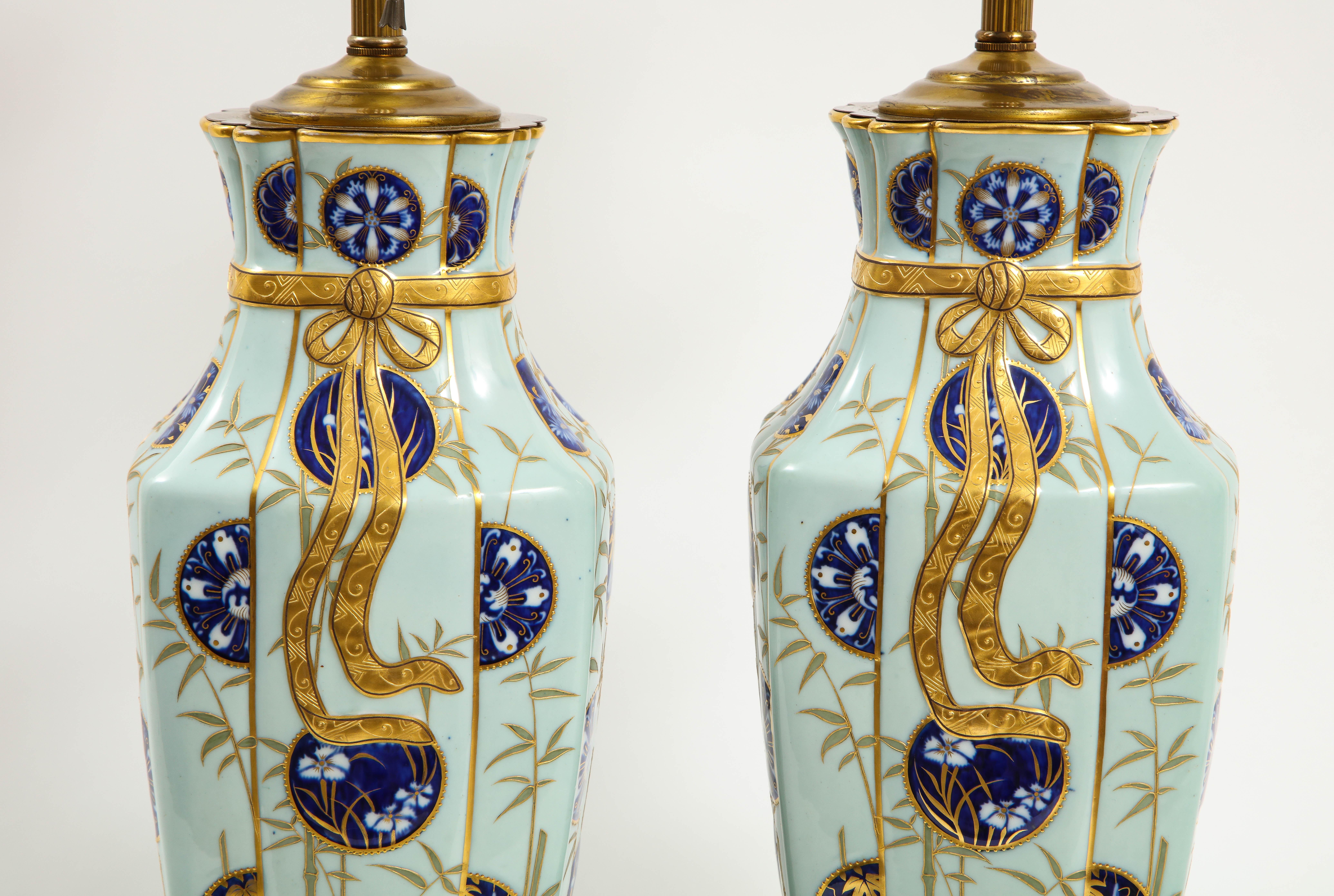 Sculpté à la main Paire de vases en porcelaine à motif japonais anglais très inhabituels en vente