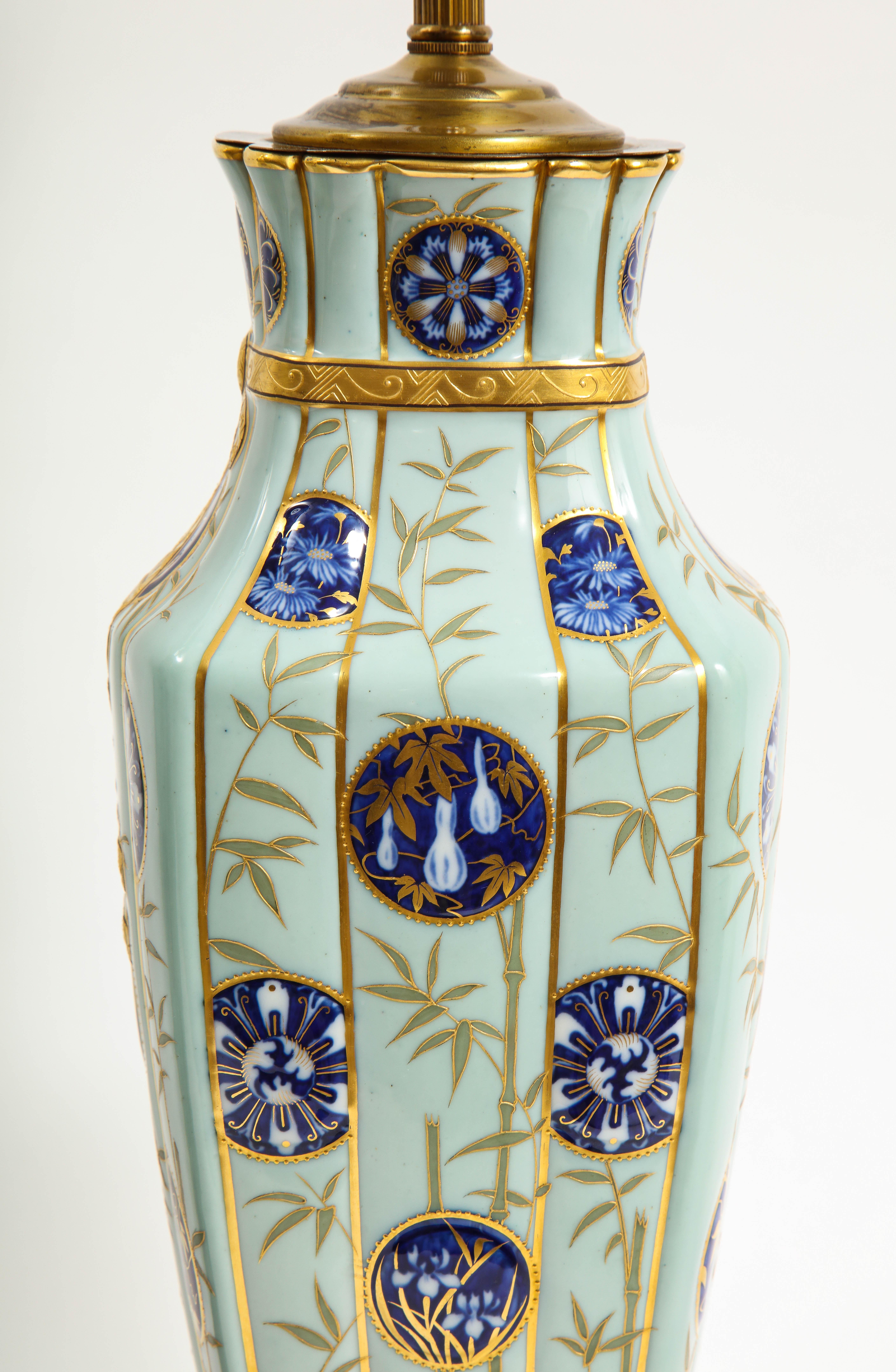 Porcelaine Paire de vases en porcelaine à motif japonais anglais très inhabituels en vente