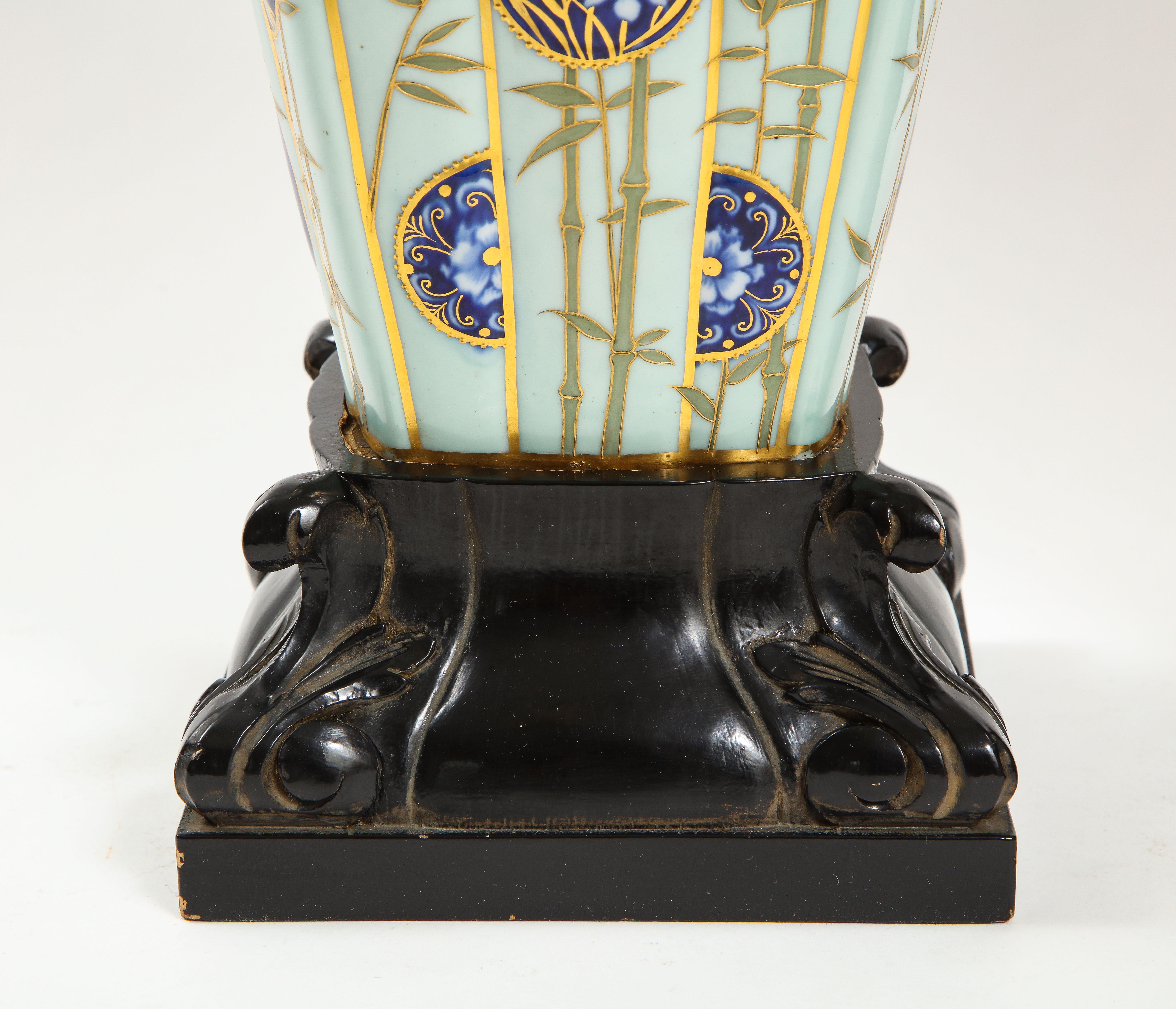 Paire de vases en porcelaine à motif japonais anglais très inhabituels en vente 1
