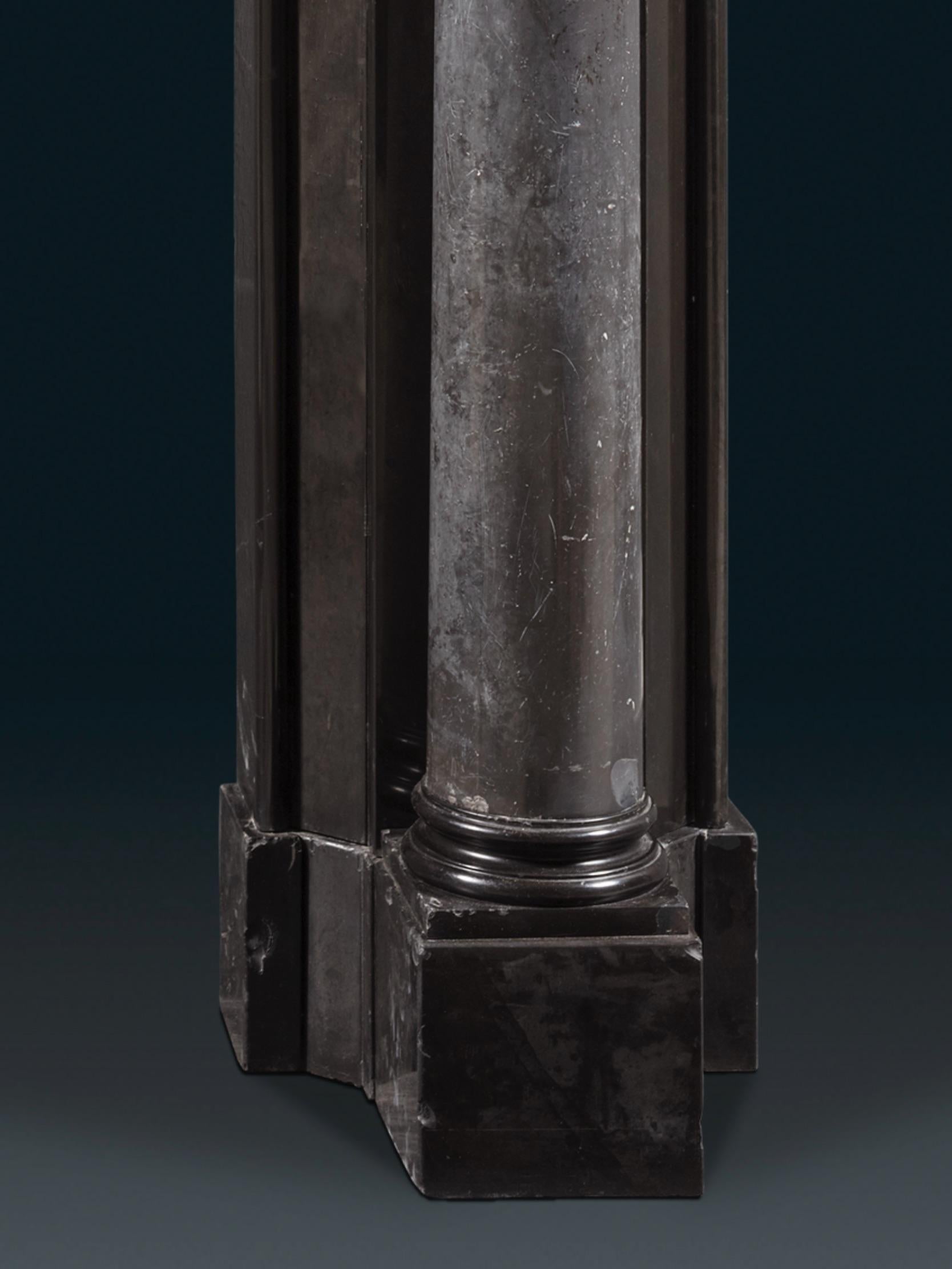 Ein sehr ungewöhnlicher Säulen-Kaminsims aus feinem europäischem schwarzem Marmor aus der William IV.-Periode (Geschnitzt) im Angebot