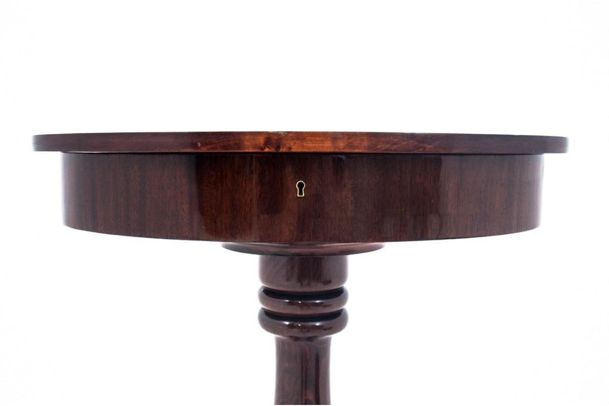 Table à fil historique, Europe du Nord, vers 1860. en vente 4