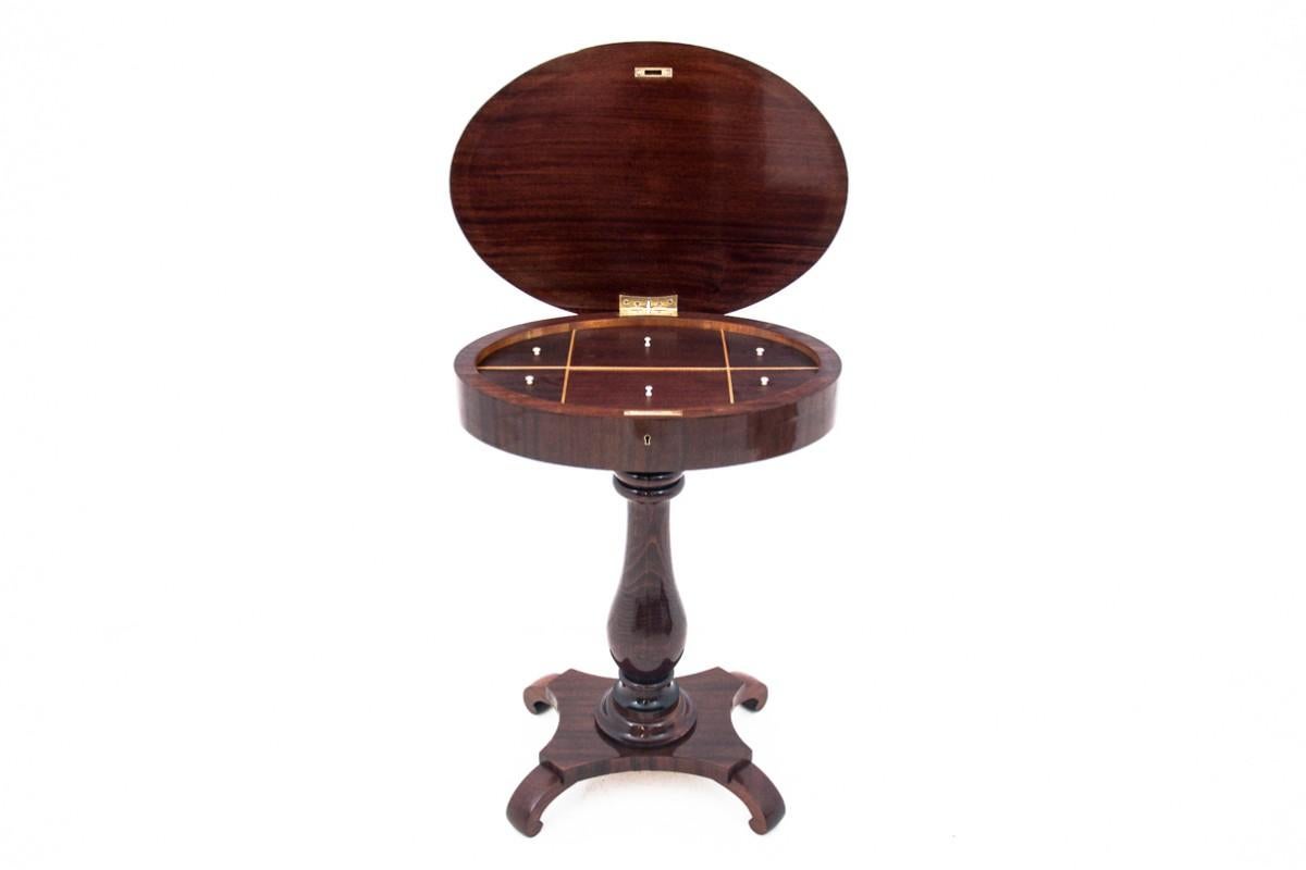 Table à fil de la seconde moitié du XIXe siècle dans le style Biedermeier.

Un petit meuble, un peu oublié aujourd'hui, mais autrefois indispensable à la ménagère pour les travaux d'aiguille. La table a un plateau inclinable avec de nombreux