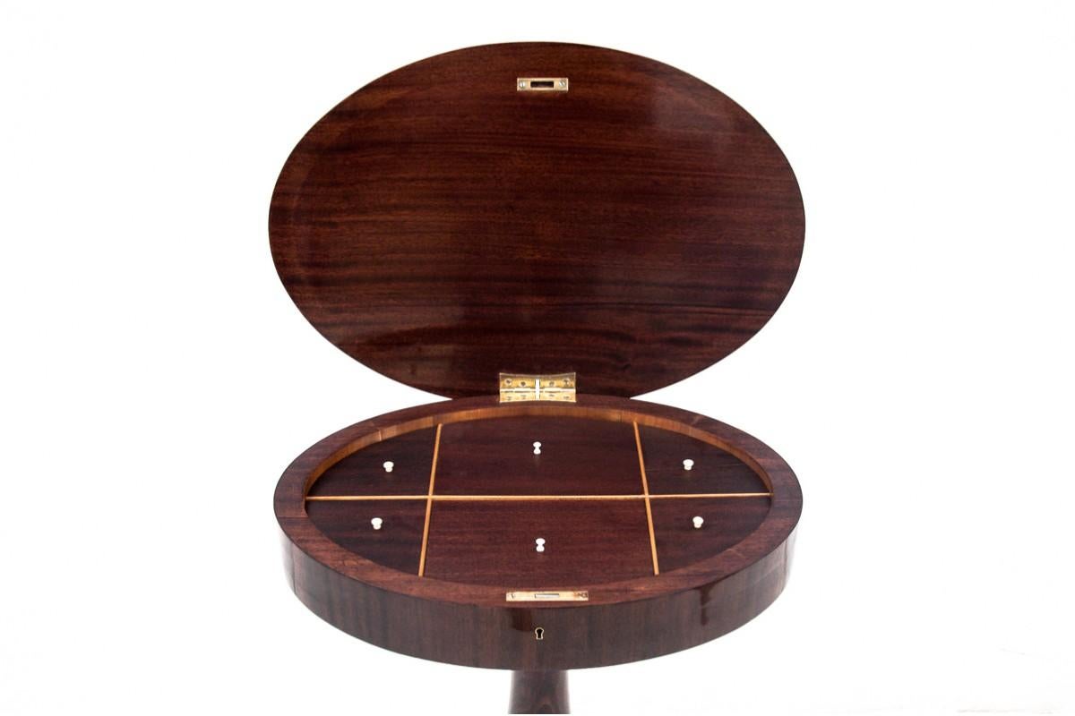 Milieu du XIXe siècle Table à fil historique, Europe du Nord, vers 1860. en vente