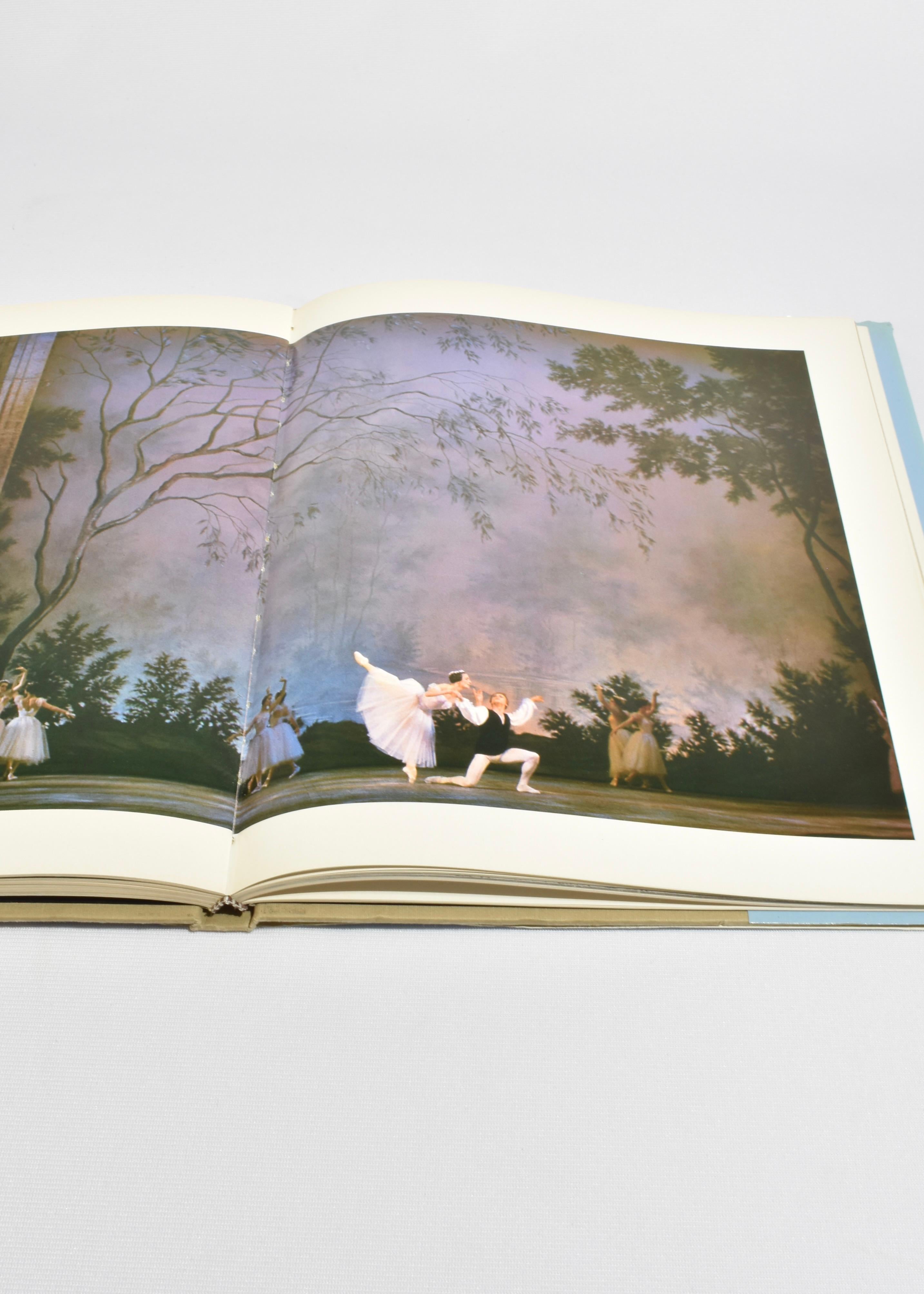 Livre de poche sur l'histoire du ballet et de la danse dans le monde occidental. Par Alexander Bland, publié en 1976. Deuxième édition, 191 pages.

