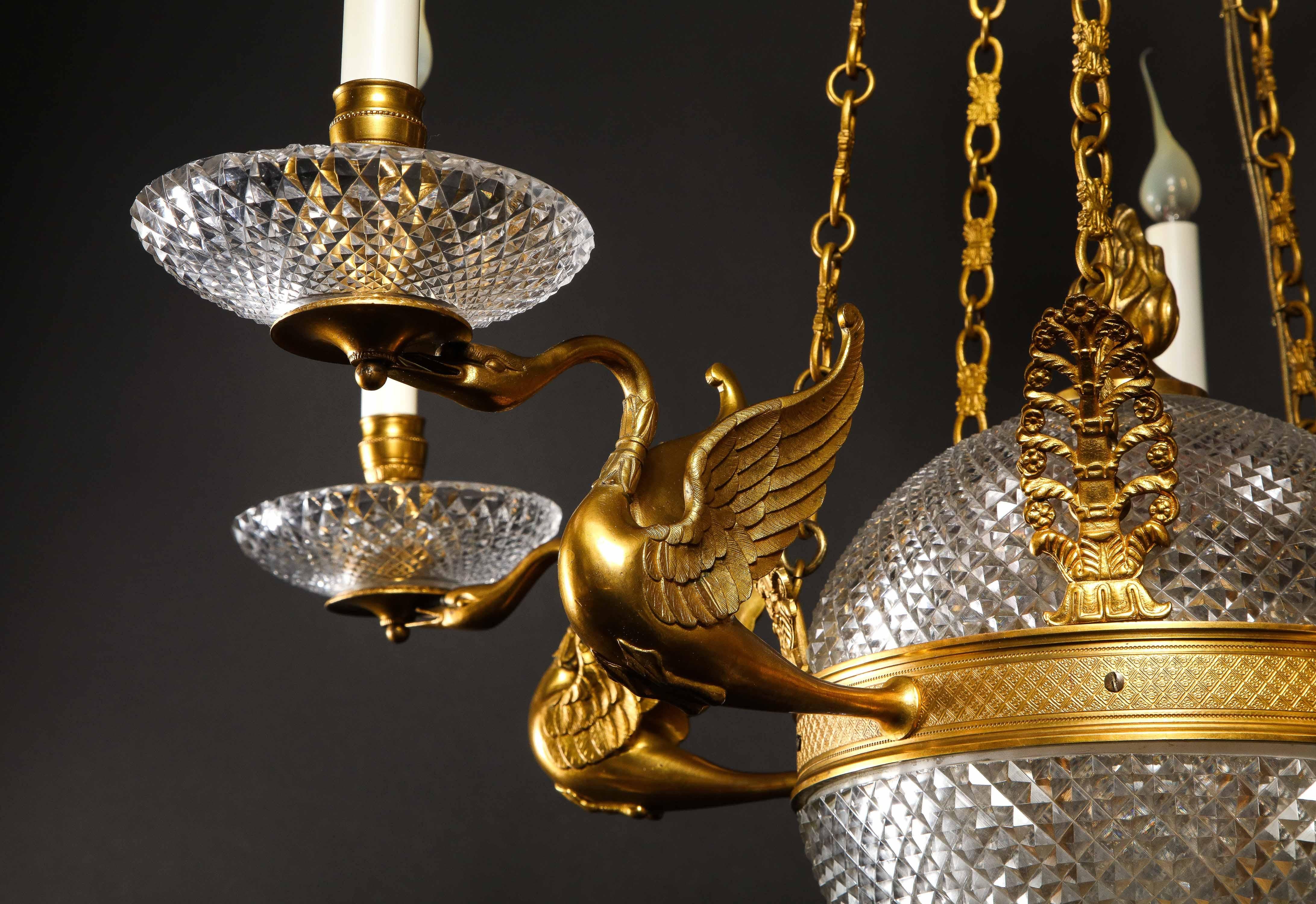Doré Lustre français ancien de style Hollywood Regency en forme de boule en bronze doré et cristal en vente