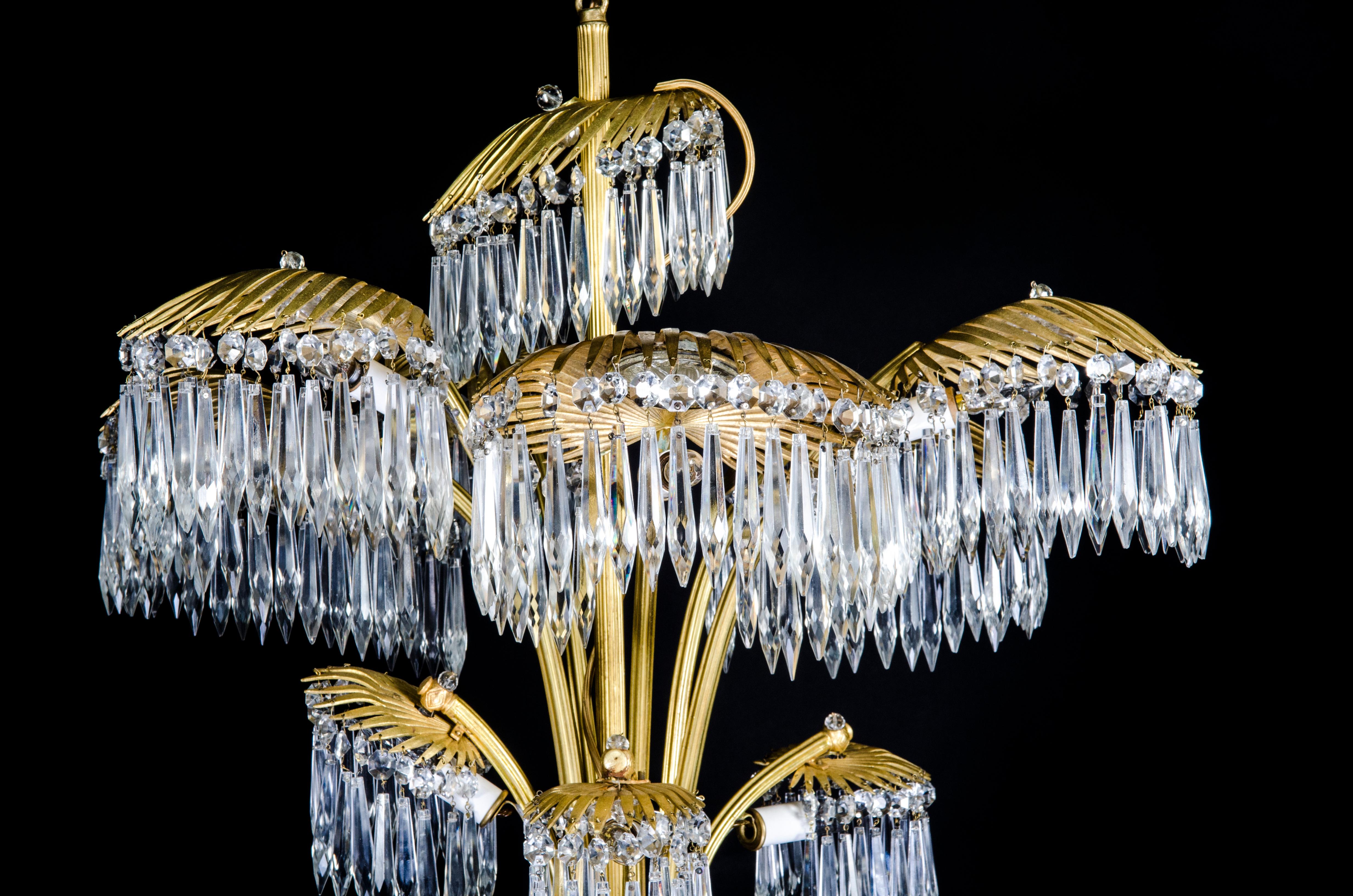 Antiker französischer Palmen-Kronleuchter aus vergoldeter Bronze und Kristall im Hollywood-Regency-Stil im Angebot 3