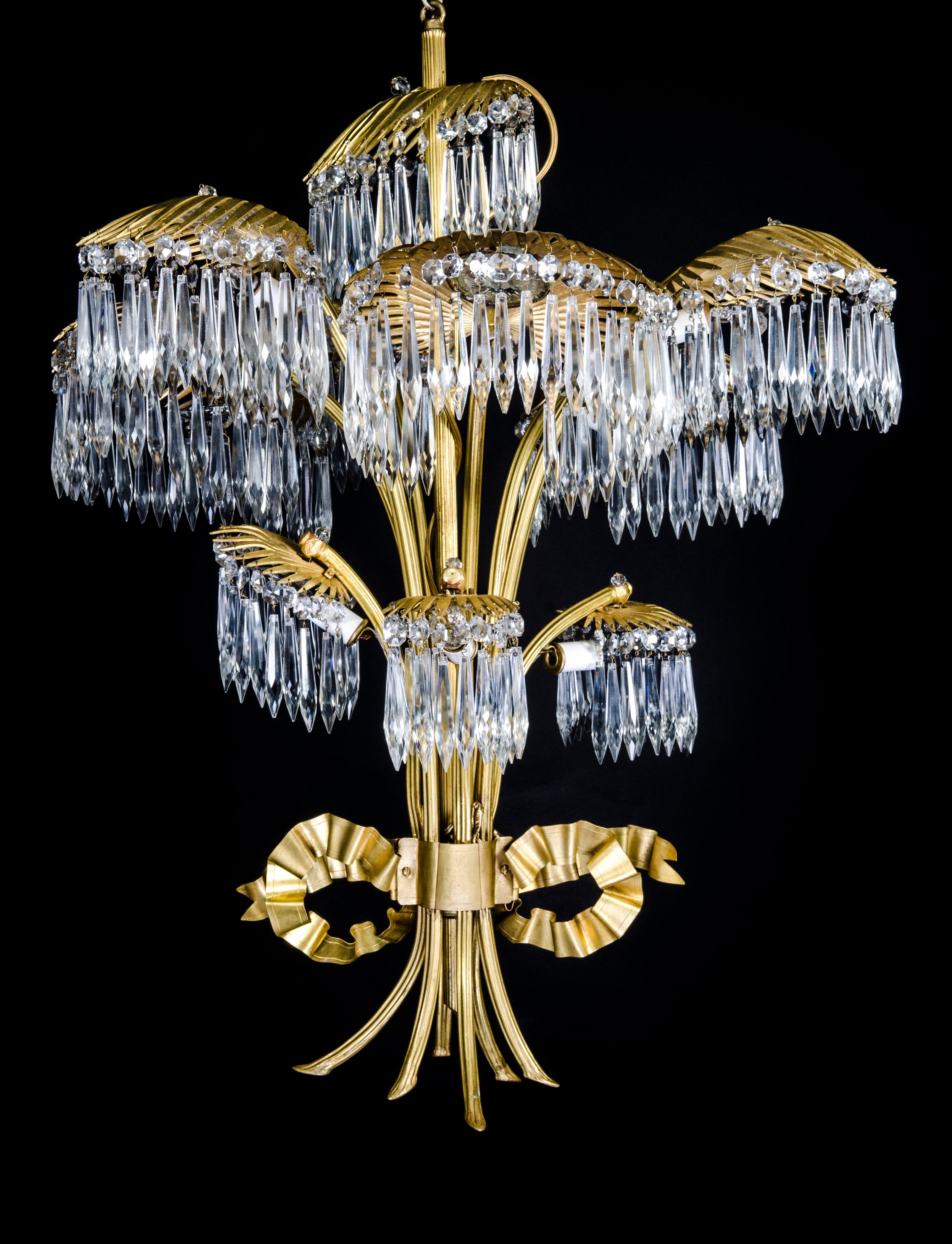Ein spektakulärer, großer und sehr einzigartiger antiker französischer Hollywood Regency Kronleuchter aus vergoldeter Bronze und geschliffenem Kristall mit drei Lichtern und einer Palme in exquisiter Qualität. Dieser einzigartige Kronleuchter hat