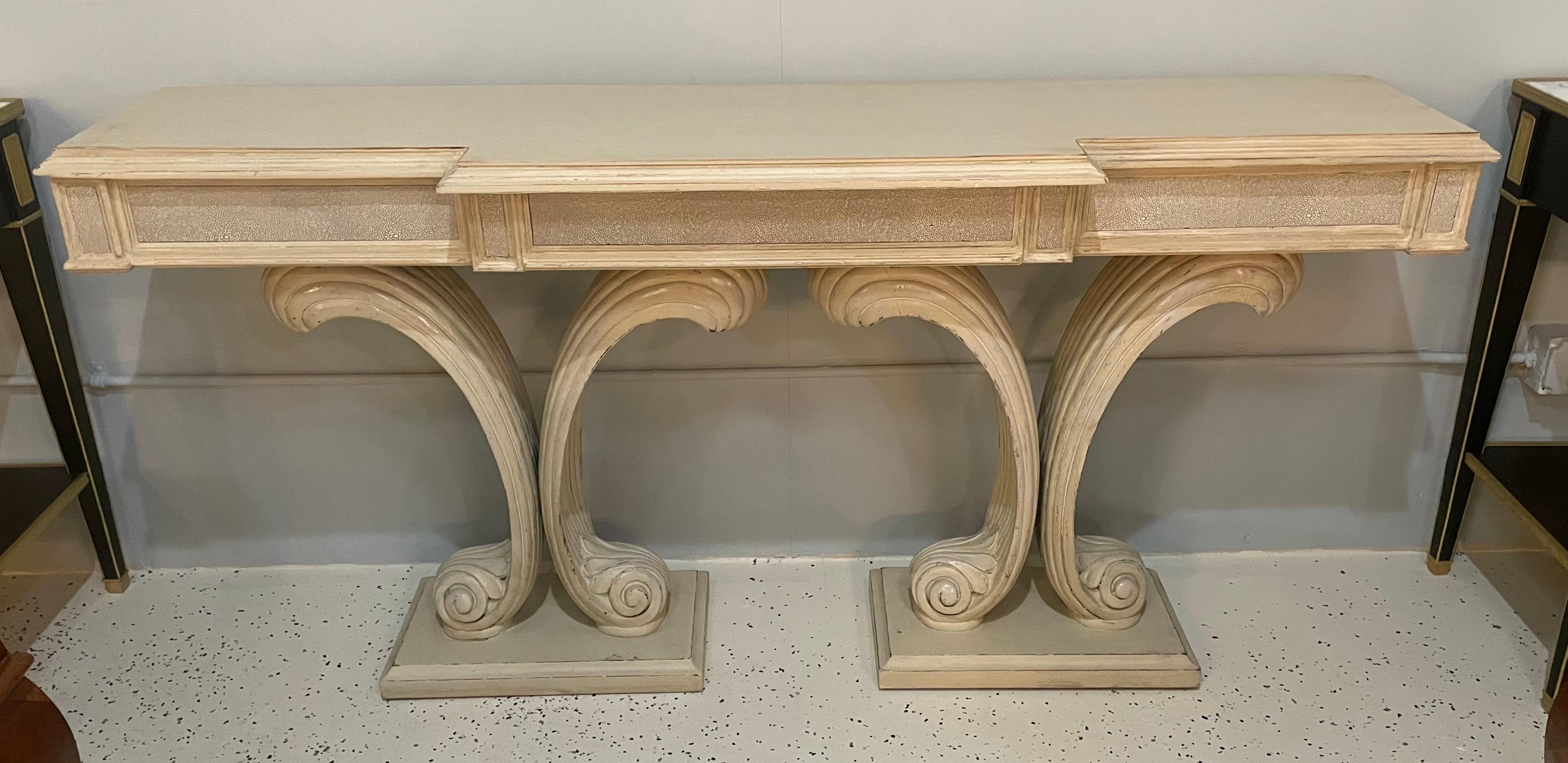 A Hollywood Regency Fleur de Lis double pedestal console table. Distressed paint decorated finish. Jansen style console. Carved wood.
SXA.