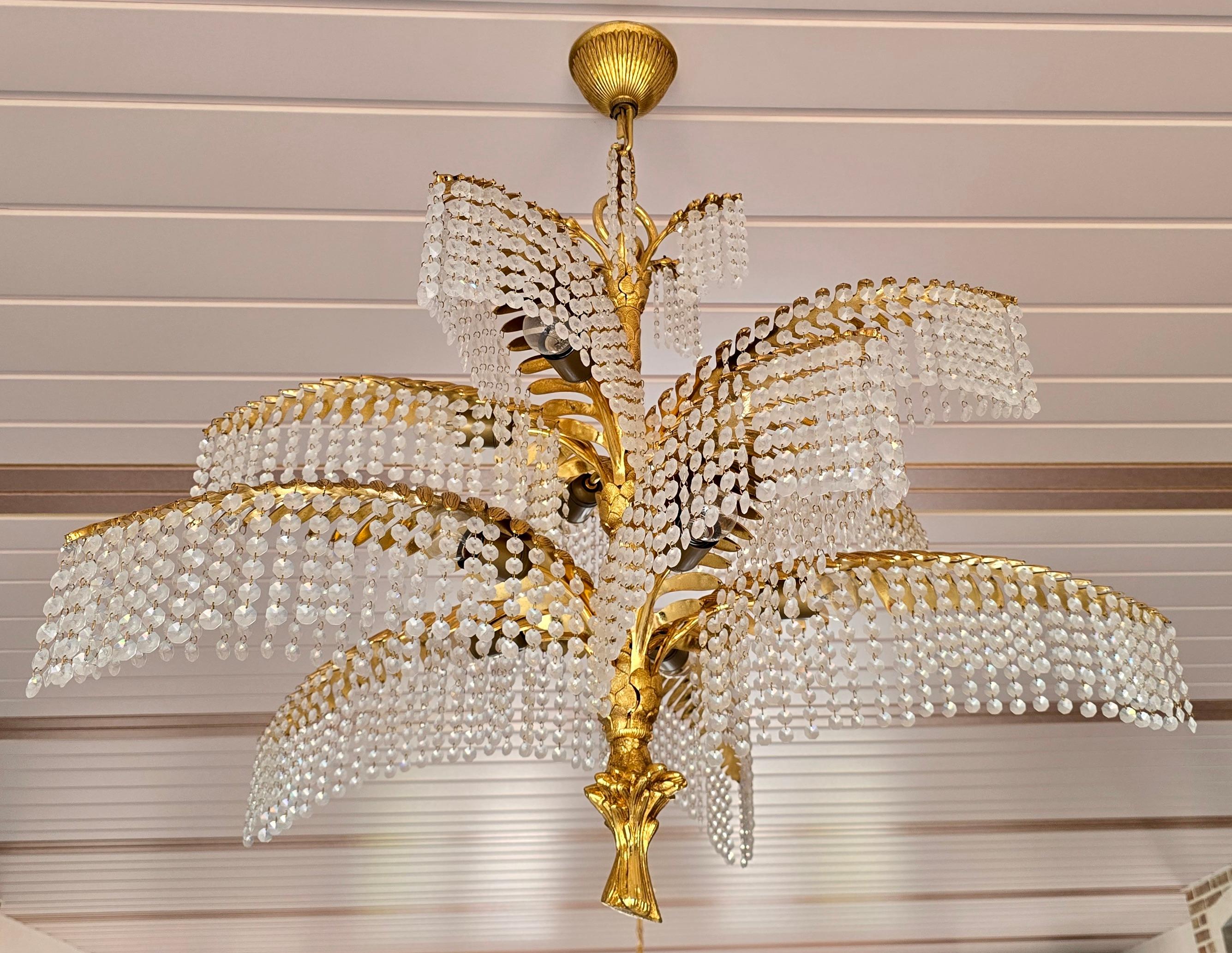 Esclusivo lampadario in bronzo dorato di metà secolo con cristalli e design a foglie di palma - Ø 98 cm (38,6 pollici)

Uno spettacolare, grande e unico lampadario a due luci a forma di palma in bronzo dorato e cristallo tagliato, di eccellente