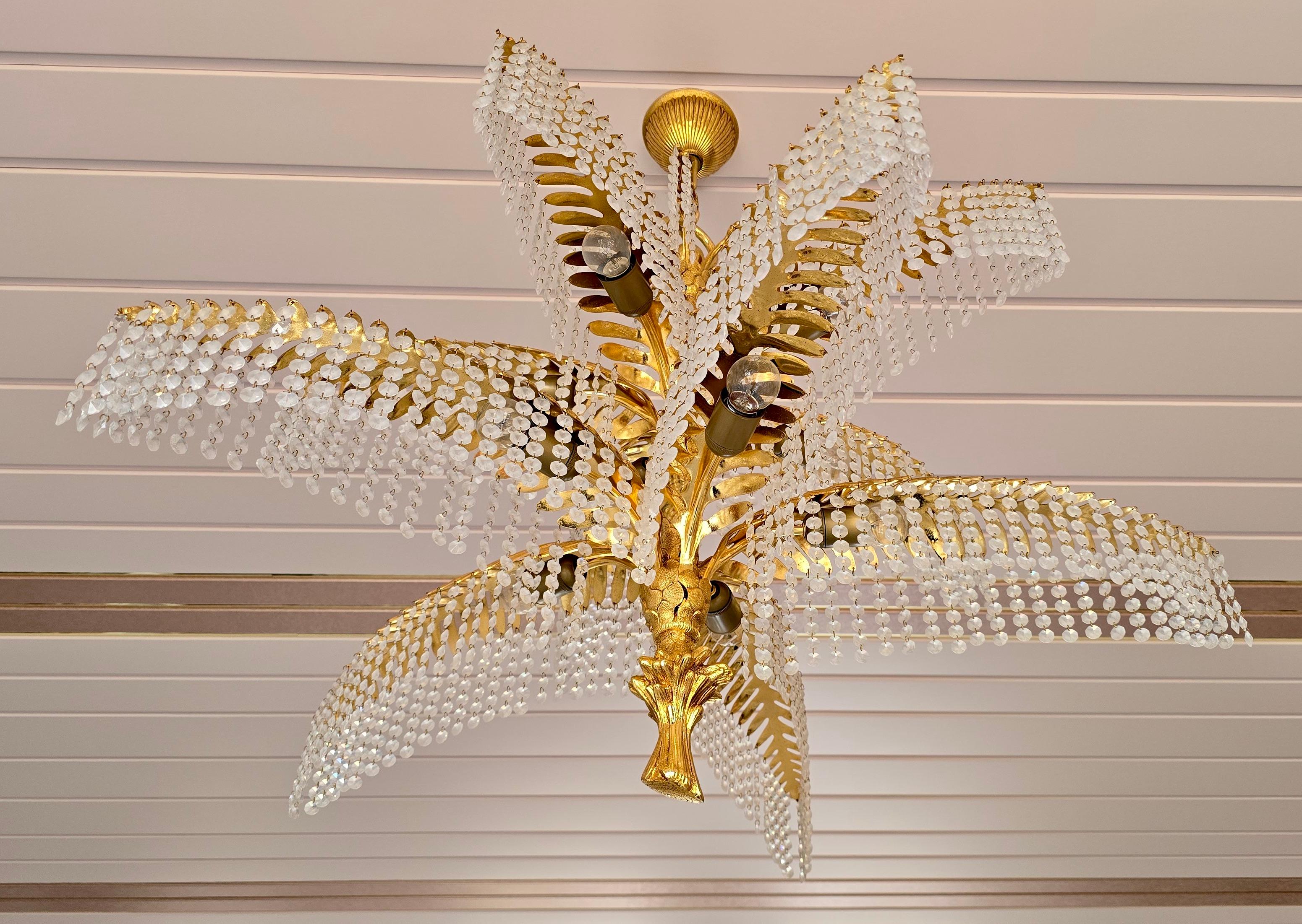 Francese Un lampadario Hollywood Regency francese con palme in bronzo dorato e cristallo in vendita