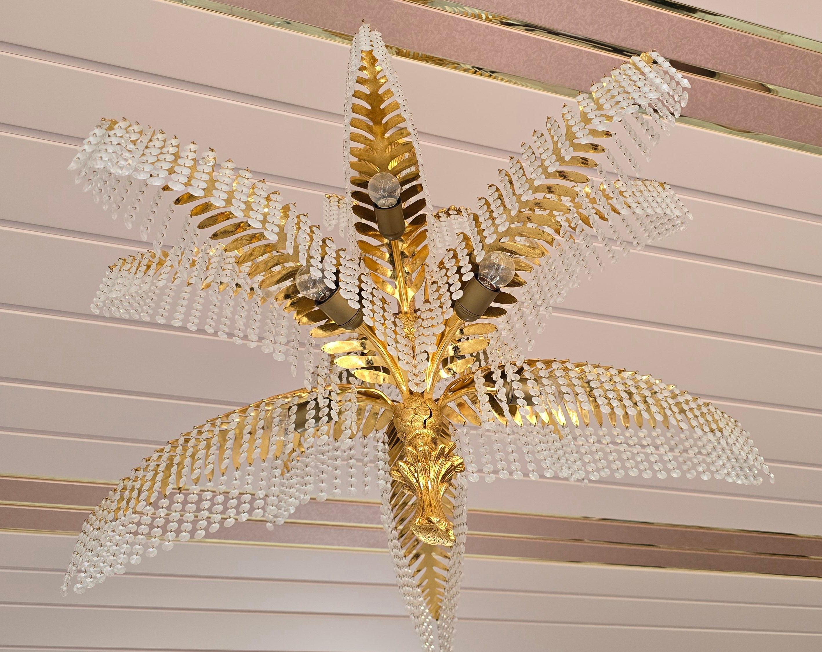 Dorato Un lampadario Hollywood Regency francese con palme in bronzo dorato e cristallo in vendita